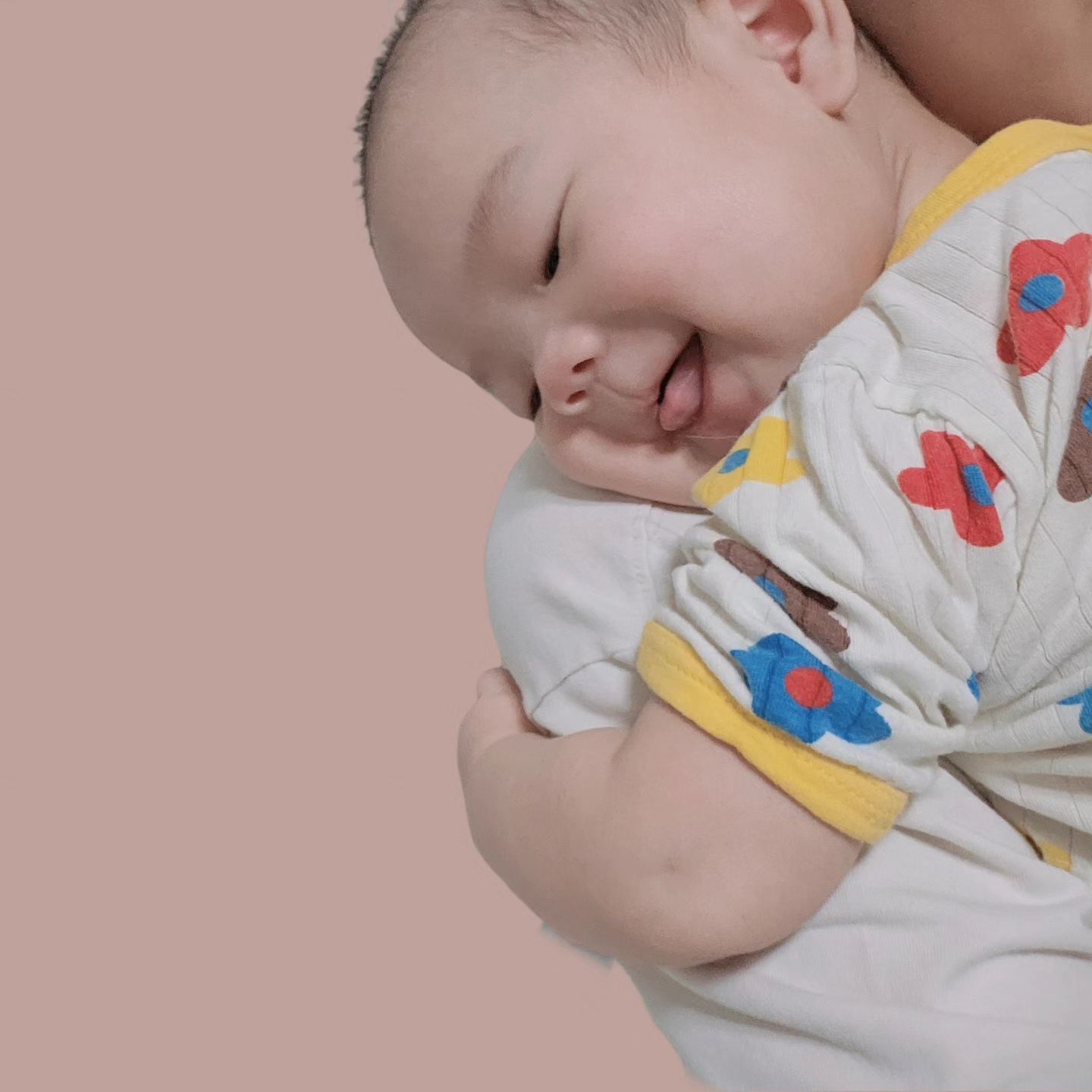 엄마품이 너무 좋은 내 아기새👶🏻🤎