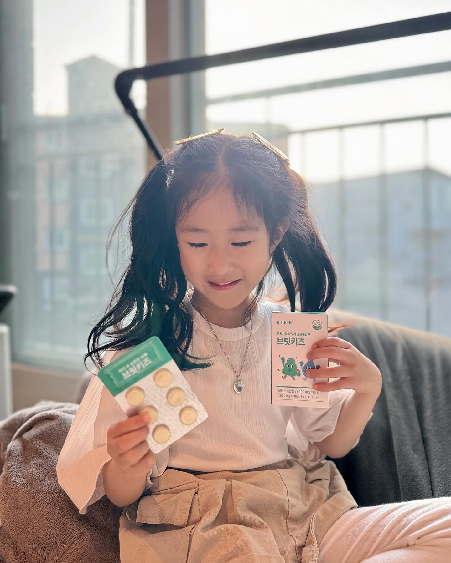 #협찬
-
오늘 미세먼지 최악이더라구요..?
날씨는 좋운데 공기 진짜 너무함..

환절기나 요즘같은 미세먼지 안 좋을 때
등원하는 삐삐유보면 참 안 쓰러워요🥲
안 보낼수도 없고 참..?

호흡기로 올 수 있는 합병증도 생각보다 많잖아요?

콧물, 기침 달고 사는 환절기 속 찌유를위해
요즘 면연력 높여주려고 하루 하나 주고있어요

맛있는지 알아서 잘 챙겨먹더라구요

노스릴리브 성분, 브레스 복합물 SS주요 특허성분이
들어있다는데 특화된 유산균 균주도 사용한대요👍🏻

브릿키즈는 안정성,신뢰성,혁신,교육적 가치를 중요하게
생각하는 브랜드라고하니, 더욱 믿고 먹이고있어요

미세먼지 경보뜨고, 환절기되면 면역 떨어질까봐서
두근두근거리는 엄마마음 이렇게라도 챙겨주려구요✨
.
.
#브릿키즈 #어린이간식 #면역력지킴이
#어린이기관지 #아이먼역력 #기관지관리