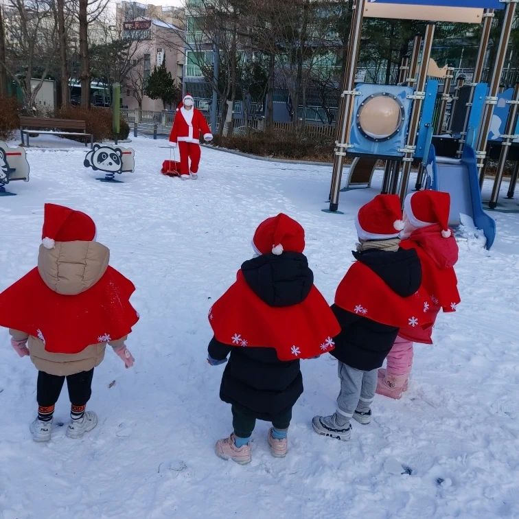 🎄멜크🎄~~~~~

놀이터에서 놀다가 갑자기 산타할머니만남ㅋㅋㅋ
얼마전에 계속 클레이 사달라했는데
🤶 산타할머니께서 펑~ 💥 하고 나타나서
클레이세트 6개나 주셨다ㅋㅋㅋㅋㅋㅋㅋㅋ

매일 한세트씩 가지고노는듕... 
덕분에 엄마는 테이블과 바닥에 떨어진 부스러기를
매일 치우는중ㅋㅋㅋㅋㅋ

그래도 너만 재밌다면 🥰

#메리크리스마스🎄