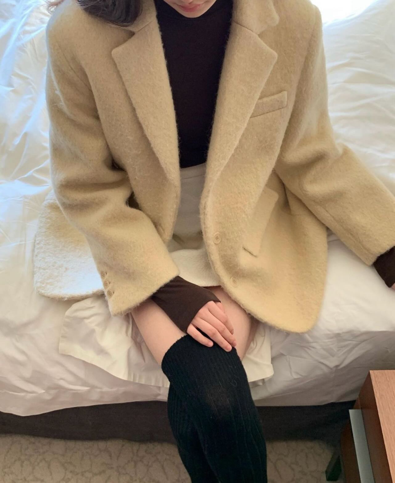 첫눈을 드디어 봤어요❄️ 겨울이어도 자켓룩 예쁘게 입고 싶다면 알파카 울혼방 누빔으로 도톰한 안느 자켓 추천드려요 :)

➽지금 보고 있는 상품은?
리에뜨 안느 하프 자켓 울 알파카 카라 누빔안감 싱글 2color 23FW

➽스토어 상품 둘러보기
luvit___sy 

#모던시크 #데일리룩 #씨엘쇼룸 #리에뜨 #riette #연말룩 #겨울자켓 #알파카자켓 #울자켓 #누빔자켓 #자켓룩 #겨울신상 #겨울코디