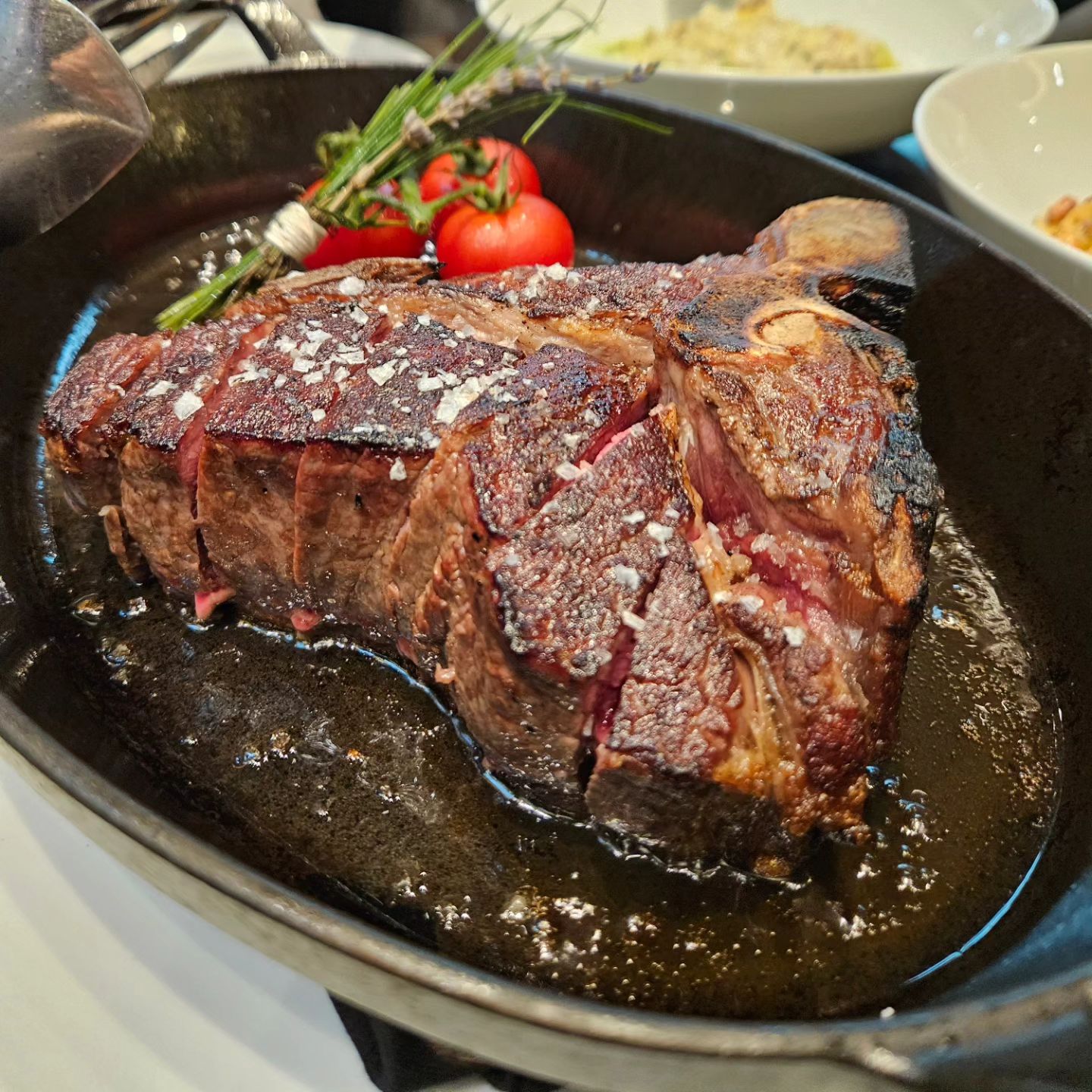.
/
드라이에이징스테이크🥩를 맛볼 수 있는 곳!
저는 T-bone 700g을 먹었습니다.
요리 전에 스테이크 상태를 보여주시고
따뜻하게 요리를 먹을 수 있게
접시도 미지근한 것으로 나오는 센스
.
여러 그림들이 붙여있어서
전시회에 온 것 같은 고급스러운 느낌!
런치코스/파스타코스로 즐기셔도
좋은 곳이라 기념일 데이트에
연인, 가족, 친구와 방문해보세요
.
.
주소 : 서울 강남구 영동대로 325 대치동 S-Tower 1층
영업시간 : 12:00 - 22:00 (15:00-18:00브레이크타임)
.
.
/
제품제공🫶
