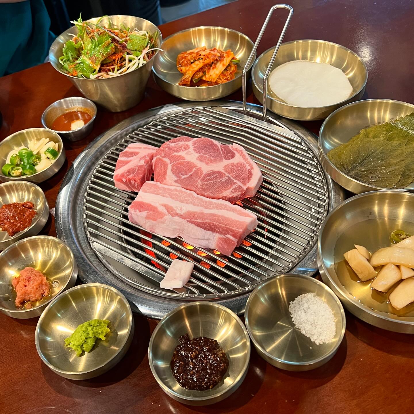 #협찬 #고깃리88번지_동탄센트럴점

동탄 센트럴파크 고기 맛집 소개합니다👐
가족 모임, 회식, 데이트코스로도 딱이라
지인 데리고 방문하면 무조건 칭찬 받을 수 있는 곳❣️

3시 30분 전 주문 시 소주와 맥주가 2천원❗️
동탄 낮술코스 지대로 즐길 수 있답니다🍻

고기는 연탄에 구워 먹어야 진짜 맛있는 거 아시죠?
삼겹살, 목살, 깍둑항정이 가득 담긴 고깃리 모둠을
연탄불에 구워서 먹으니 육즙이 미쳤어요🔥
특히 깍둑항정 너무 제 스타일💘
퀄리티 좋은 고기를 연탄에 구워서 
밑반찬과 함께 즐기니 행복이 여기 있더라구요🫶

고기 본연의 맛을 느끼고 싶다면 영국 왕실 말돈 소금에,
와사비, 멜젓, 갈치속젓, 명란젓, 강원도 막장 등 
취향에 맞게 곁들여 다양하게 맛볼 수 있어서 더 좋았어요!

고기에 냉면은 찰떡궁합이죠?
고기에 시원한 냉면 함께 먹어주니 소화제가 따로 없어요😋
시원한 육수의 물냉면도 꼭 함께 드셔보세요!

연탄불에 구워 더 맛있는 퀄리티 좋은 고기에
시원한 맥주로 피로를 싹 풀고 왔답니다💫

📍고깃리88번지 동탄센트럴점
경기 화성시 동탄반송2길 15-5, 101호-102호
영업시간 : 월 ~ 토요일 15시 - 23시
(매주 일요일 휴무)
전화번호 : 0507-1448-3653

🏷️ 주문 메뉴
고깃리모둠 600g (50.0)
물냉면 (7.0)

#고깃리88번지 #고깃리88번지동탄센트럴점 #화성맛집 #화성고기맛집 #화성고기집 #동탄고기집 #동탄고기맛집 #화성데이트 #동탄데이트 #반송동고기집 #반송동맛집 #반송동가볼만한곳 #개나리공원맛집 #개나리공원고기집 #동탄맛집 #동탄1등고기집