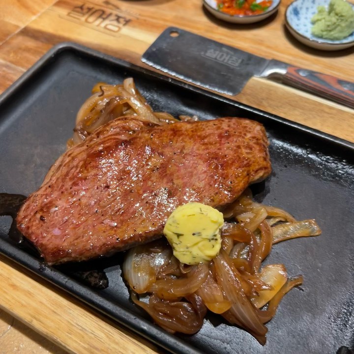 #협찬 
안녕하세요 Blossom 소혜입니다
오늘 방문한 곳은 부산대 설어정입니다!

저희가 주문한 것은 스테이크 한상입니다
1. 스테이크 한 상 등심150g
2. 스테이크 한 상 살치살 150g

고기도 맛있고 데이트 하기에도 좋은 집입니다!

#설어정 #부산맛집 #부산맛집추천 #부산대맛집 #부산스테이크 #부산대스테이크 #부산데이트 #부산대데이트 #부산데이트맛집 #부산대핫플 #부산핫플
