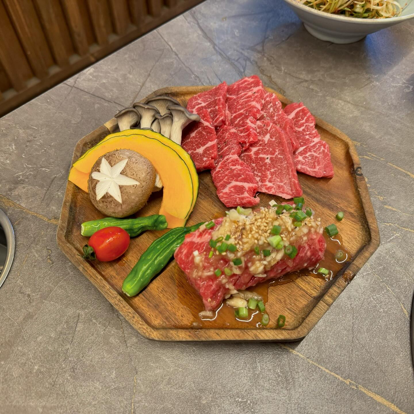 저녁에 소고기 먹자는 말에 신이 난 신랑😄
퇴근하고 바로~ 인덕원에 위치한 #근본화로 달려갔답니다:)

근본화로 시그니처인 소&돼지고기는요
20일간 교차 숙성한 육즙 가득한 삼겹살과 소 부위 중 가장 맛있는 6,7,8, 번대에 붙어있는 살만 사용하는 소꽃마블살 등이 있답니다

정말 고민이 되더라고요ㅎㅎ
마블살이냐 살치살이냐 그것이문제로다

저는 원래 살치살을 엄청 좋아하는데 생고기와 양념 둘 다 맛보고 싶더라고요~ 그래서~~ 둘 다 주문!

고기를 주문하니 서비스로 찌개를 주시더라고요
된장찌개 or 김치찌개 or 미라찌개 중 선택할 수 있었어요~

🔸주문 메뉴🔸
소 생 살치살 1인분 23,000웡
소 양념 갈비살 1인분 23,000원
폭탄 계란찜 3,500원
공기밥 1,000원
제로콜라 2,000원

진짜 너무 부드럽고 육즙이 팡팡 터져요
소금만 찍어 먹어도 맛있는데 기본으로 나온 와사비도 살짝 곁들여 먹어주면 정말 맛있답니다:)

그리고 양념고기는 양념이 잘 베여서 너무 맛있네요
원래도 양념고기를 좋아하는 편인데 살치살에 양념된 건 처음 먹어보는데 요거 요거 너무 맛있는데요!?

그리고 추가로 주문한 폭탄 계란찜!
엄청 폭신폭신하고 부드러워요
고기, 찌개, 계란찜까지 정말 다 맛있어요~

🏠주소: 경기 안양시 동안구 인덕원로16번길 14 1층 (4호선 인덕원역 5번 출구에서 276m 미터)
🚘주차안내: 매장 앞 1대 정도 가능 / 자세한 건 매장 문의
📞전화번호: 0507-1318-8593
🕰️영업시간: 월~금 16:00~23:00 / 토~일 11:30~23:00
❣️단체 이용 가능, 남/녀 화장실 구분, 예약, 무선 인터넷, 유아의자

#먹스타그램#안양맛집#인덕원맛집#안양고기집#인덕원고기집#인덕원소고기#인덕원소고기맛집#인덕원삼겹살#인덕원삼겹살맛집#고기집#소고기#삼겹살#일상#소통#선팔환영#맞팔환영#먹팔환영#레뷰체험단