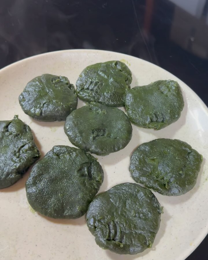 밥상일기🍚

복잡한 마음 속, 다친 엄마가 마음에 걸려서 급 제주행❀
엄마한테 힘든 거 징징거려도 팩트폭행해주는 엄마인 걸 알아서
오히려 웃음ㅋㅋㅋㅋㅋ엄마에게는 유주니가 웃음 버튼!

사는 것이 다 쉽지 않지만 이런 행복을 누리는 우린 럭키비키야🍀
복잡한 거 끝내고 가을에 해외여행 가보자고!!! 
.
.
.
끝