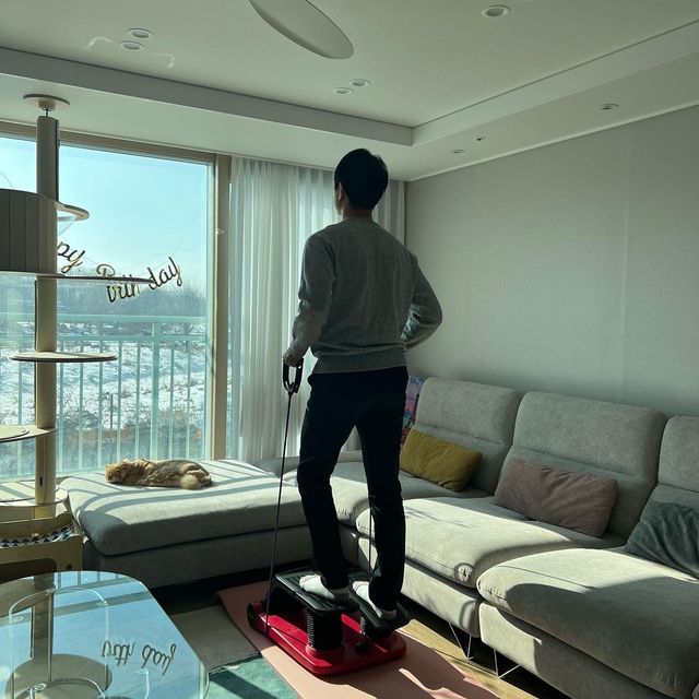 최현지 아나운서 on Instagram: "#광고
임신하고 몸무게가 쭉쭉 느는데
대설특보에 , 추위에 , 쉽게 밖에 나갈 수 없는 이 현실🥹 
와중에 !
집에서도 운동할 수 있는 스텝퍼를 협찬받았어요 🫶🏻
오늘의 모델은 🐶남표니 (feat.뽀냥이😻)
.
💪🏻일단 크게 자리 차지를 안해서 좋고
💪🏻최대 130kg 하중까지 버틸 수 있어서 남자들도 가능 ! 
💪🏻 무 충격 에어테크시스템이라 층간 소음 문제가 없어서 
아파트에서도 맘 편히 운동 가능 ! 
💪🏻1~5단계까지 강도 조절도 가능 !!
💪🏻임산부도 운동할 수 있다는 점 !!! 
.
#스텝퍼#스탭퍼#계단오르기#계단운동#다이어트운동#다이어트기구#유산소#체지방빼기#체지방#뱃살제거#뱃살빼기#복부운동#임산부스텝퍼#임산부운동#임산부유산소#여성다이어트#여성다이어트운동#스텝퍼추천#여성다이어트기구#다이어트기구#스텝밀운동#스텝밀#천국의계단#펌프맥스#천국의계단기구#다이어트#바디스터#펌프맥스"
