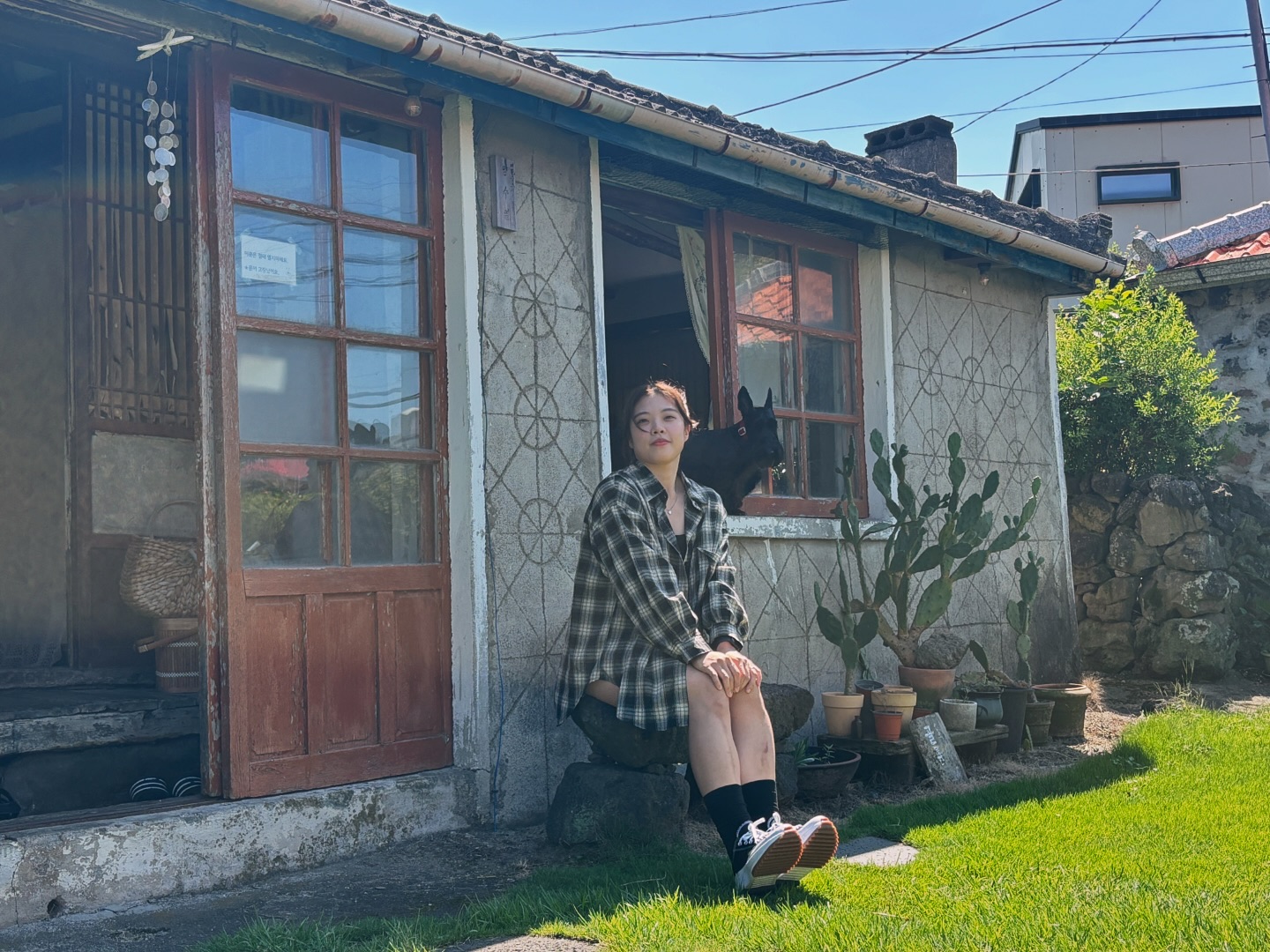 N번째 방문한 ‘골목카페옥수’🐕
제주도 갈때마다 매번 찾게되는 카페☕️

애월에 가면 제주도 특유의 시골 감성이 있어 매번 찾게된다
시골집 같은 분위기, 매번 반겨주는 모모🐕
디저트도 커피도최고였다! 특히 에그타르트🫶🏻

담에 제주도 갈때도 가야쥐🍊🍊🍊

#제주도 #제주여행 #사진정리 #여행기록 #커플여행 #골목카페옥수 #애월 #모모 #에그타르트맛집 #또먹고싶다 #또가자 #종건은지