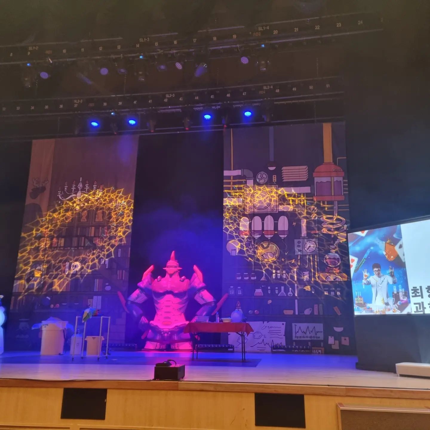 #광고 #가족공연추천 #마술콘서트 #연말가족공연 #마술사 #마술공연 #과학콘서트 #과천공연  #과천어린이공연

4살짜리 여자애기랑 갔어요! 6-7세 정도가 적당해보여서 걱정했는데 4살애기도 너무너무 즐기면서 봤어요!!과학 원리는 잘 이해 못하지만 연기가 오고 공이 공중에서 떠있는 것들을 너무 신기해했고 집에서도 할 수 있는 방법을 알려주셔서 집에서도 따라해봐서 더 재밌었어요~~게다가 마술쇼가 끝나고서도 그림자쇼랑 레이져쇼도 해주셔서 구성이 너무너무 알차더라고요~~성인인 저도 너무 재밌게 잘 즐길 수 있을 정도로 마술도 재밌고 구성이 좋았어요!4살 첫 마술쇼 대성공!!