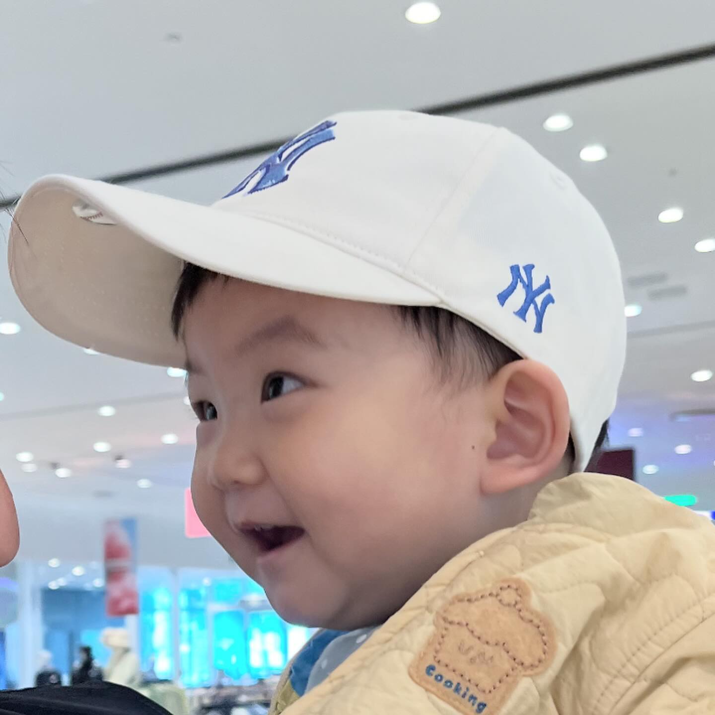 + 461 day 
모자 쇼핑 🧢
5-6세 사이즈 맞는거 실화냐,, 
금도현 머리크기 무슨일이냐구요 👶🏻ㅋㅋㅋㅋ 

주말에 아빠랑 다녀온 트니트니 원데이클래스 🐸
도현이는 어린이집에서도 체육선생님 볼때마다 울었다더니 
트니쌤 보고도 역시나 대오열 했답니다 - 

이제 다다음달에 오빠되면 쪼꼼 더 용감해지길...😊

#트니트니 #문화센터 #아기모자 #아기mlb모자 #15개월아기 #아들육아 #가족사진 #트니트니수업 #원데이문센 #문센데이