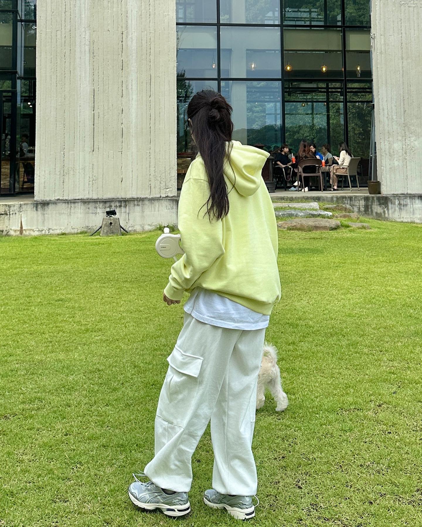#협찬 per.scene 
💛perscene - per logo hoodie (lime yellow)

“we use all exsiting scenes.”

파스텔톤 좋아하는 저에겐 정말 정말 정말 x 9999
마음에 쏙 드는 미친 색감이에요🥹💛
얼굴도 화사하게 만들어주는 뽀얀 색감에
오버사이즈핏이라 활동성까지👍🏻👍🏻
어깨에 살짝 걸쳐입어도 포인트 색감으로 완벽🍀

이번 주는 버터랑 하루종일 산책🐾🐶

#perscene #펄씬 #후드티코디 #후드코디 #스트릿룩 #스트릿룩코디