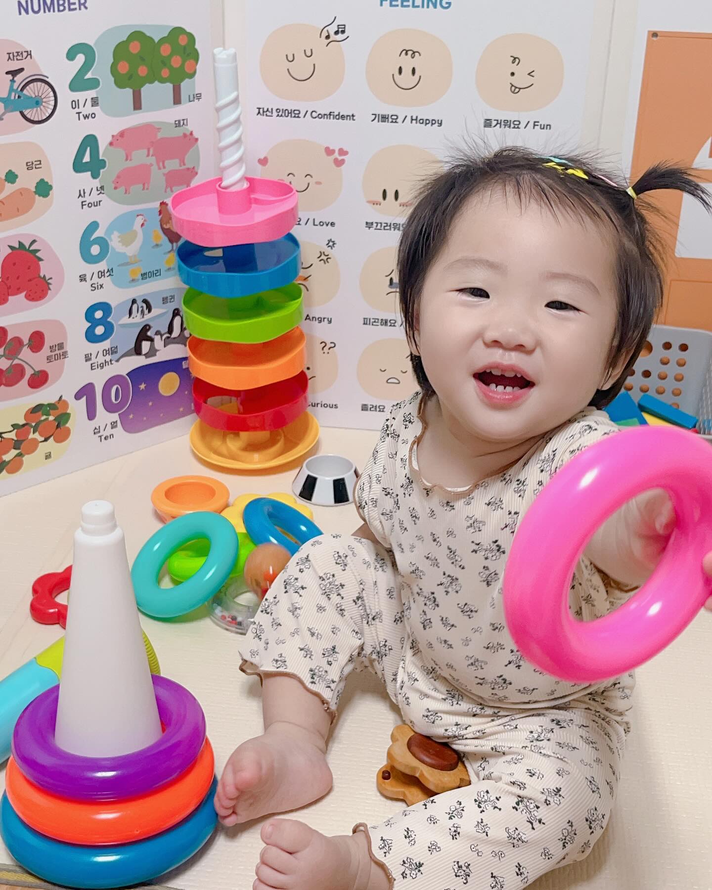 #서아사진❤

아침에 일어나서 얼집가기 전 루틴
장난감 가지고 놀다가
신발신으면 나가는거 아는 👶🏻
찡 할때도 있지만 무덤덤할때도~

웃을때가 더 이쁘지만😍
찡해도 이뽀❤️

📸 24.09.10 D+345

#10개월아기 #딸스타그램👧🏻