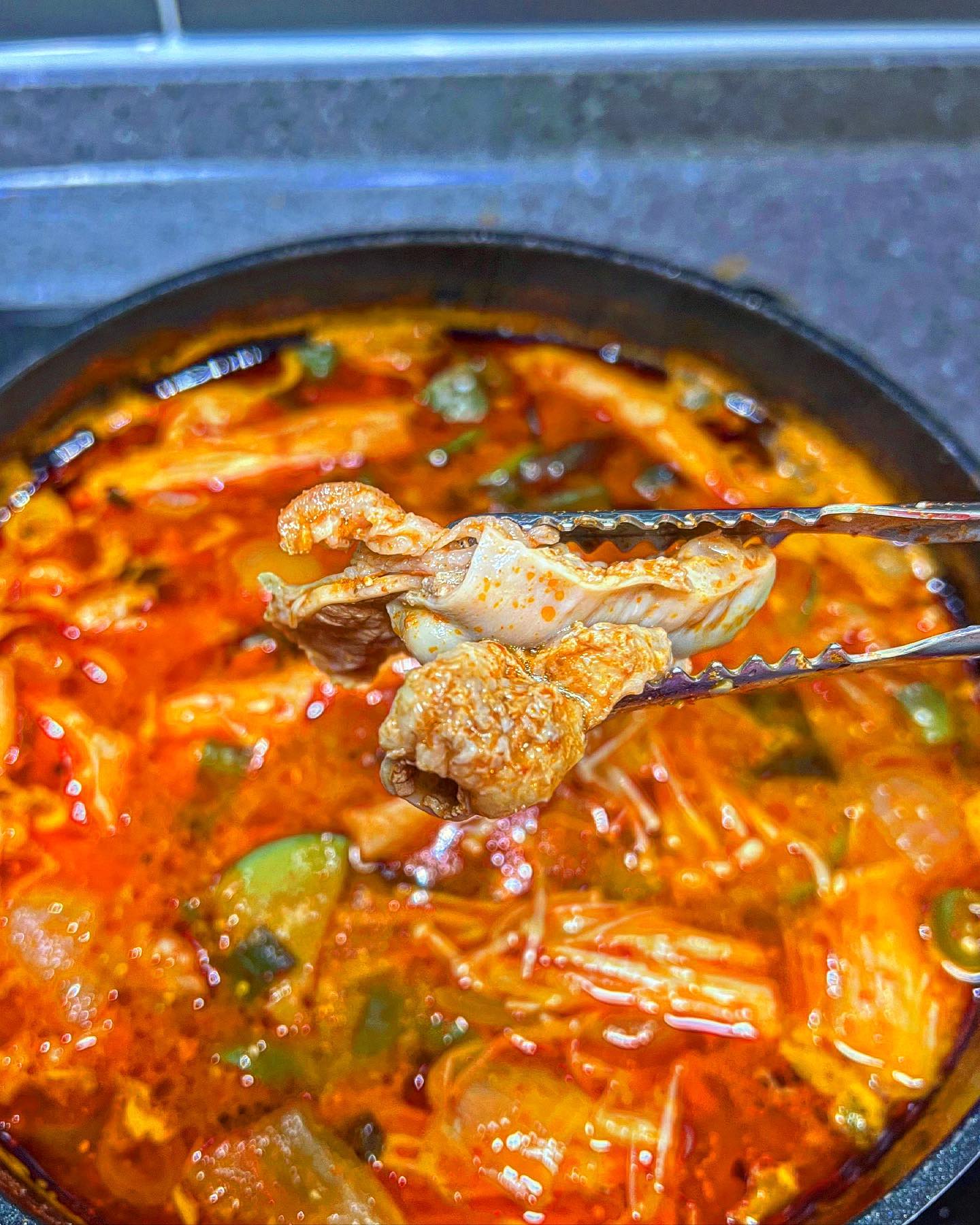 #협찬 진짜 진짜 맛있는 인생곱창전골

100_bs 

집에서 혼술하고 싶은데 배달은 부담스러운 날 먹으려고 구매해둔 백년밥상 곱창전골👏🏻👏🏻👏🏻
쫄깃쫄깃 소곱창에 우삼겹이 진짜 많이 들어가있어서 더 맛있음ㅠㅠ!!!
배달온 재료 넣고 끓이기만하면 인생곱창전골 만나실 수 있어요<<<
씹을수록 먹을수록 입안가득 고소함에 미침ㅠㅠ!!!!!!

 #백년밥상 #곱창전골밀키트 #곱창전골 #먹스타 #먹스타맞팔 #캠핑요리 

.
.