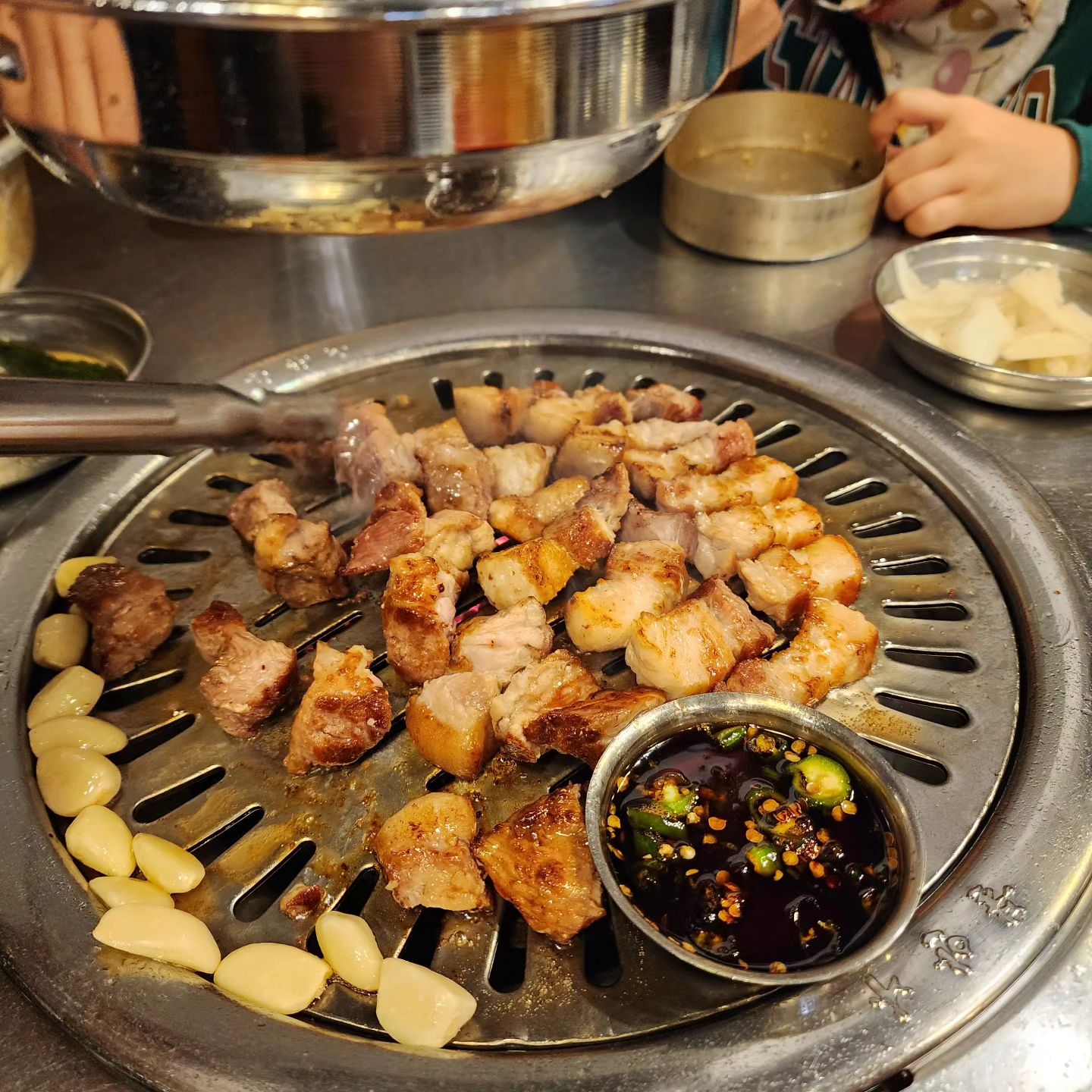 #협찬 놀란돼지 고양원흥지구점

제주산 근고기(삼겹살, 목살)와 특수부위를 맛볼 수 있는
도래울 마을 10년 된 고기 맛집이에요.
.
.
삼겹살, 목살도 신선하고 맛있는데
꼬들꼬들한 식감이 뛰어난 미식가들의 고기인
덜미살이 정말 별미에요. 
.
.
서비스로 나오는 김치찌개도 맛있고 고기도 듬뿍 들어있어요.
심지어 김치찌개 무한리필이에요!!
.
.
사이드 메뉴 추억의도시락도 엄지척!!
고기랑 든든하게 먹기 좋아요.

📍놀란돼지 고양원흥지구점
▫️경기 고양시 덕양구 도래울1로 55 탑프라자 1층 (도내동 1090)
▫️0507-1359-5092
▫️매일 16:00 - 24:00 / 라스트오더 23:30

.
.
.
#놀란돼지고양원흥지구점 #놀란돼지 #도내동맛집 #고양맛집 #고양고기집 #고양삼겹살 #원흥고기집 #원흥삼겹살 #고양회식장소 #고양핫플 #고양시맛집 #경기고양시맛집 #고양맛집추천 #도내동고기집 #도내동삼겹살