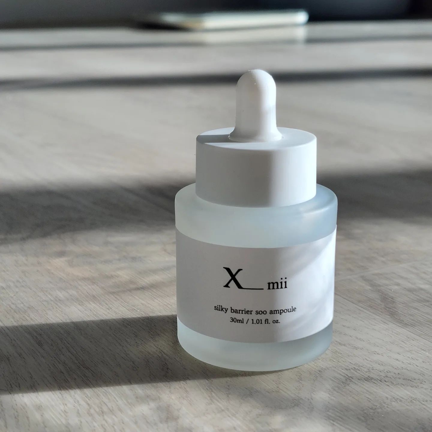 #협찬

엑스미의 실키 베리어 수 앰플 사용 후기

가격-19,800원
용량-30ml

공홈에 찾아보니까 즉각적인 보습효과뿐만 아니라
피지 분비 감소,피부 진정 효과,장벽 개선까지 되더라고요

저는 피부에 피지도 많고 겨울이라 건조한데 뾰루지나 여드름이 자주 올라와서 스트레스여서 딱 필요했던 기초 제품이였어요.
병풀 추출물이 들어가서 피부 진정에 좋은 거더라고요.

스포이트에 앰플이 잘 담기지 않을 때는
실리콘을 눌러 스포이트에 있는 공기를 빼준 후 사용하시면 잘 담겨요

불투명한 제형의 앰플이고 호불호 갈리지 않을 깨끗한 향이 났어요.
제형이 가볍고 촉촉해서 아침에 화장하기 전 장벽 케어 탄탄히 하기 좋은 제품이에요

발라보니까 정말 산뜻하게 마무리되는 제품이라 추천드려요!
저는 피부가 좀 자극을 많이 받았다거나 여드름 올라올 거 같으면 꼭 미리 써주고있어요
원래는 장벽기능 제품,여드름 제품,보습 제품을 다 따로 써야했는데 이 앰플은 한 번에 케어가 가능해서 좋아요.

#엑스미 #엑스미리뷰단2차 #실키베리어수앰플 #뷰티리뷰 #피부장벽강화 #피부장벽케어
