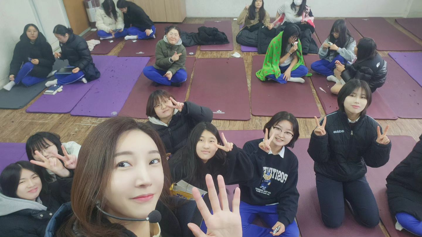 엘하🩷

우리 중딩이들이 벌써 #졸업 한대요‼️

물론 1, 2학년 친구들은
한학년씩 위로 올라가지만요🤭

괜스레 1학년때부터 봐왔던
친구들도 있다보니
매년 이맘때마다 왠지 기분이 묘해요🥹

그만큼 또 뿌듯하기도 하고
이 일을 선택하기를 정말 잘한 것 같아요💪

이기분그대로 내년에도 열심히 달려볼께요!!
아자아자!!❤️‍🔥
(셀카모드가 화질은 떨어지지만
같이 찍었다는게 의미있는거지 뭐😆)

.
.
.

#회자정리 #응원할께 #이쁜이들😘
#내년에도화이팅