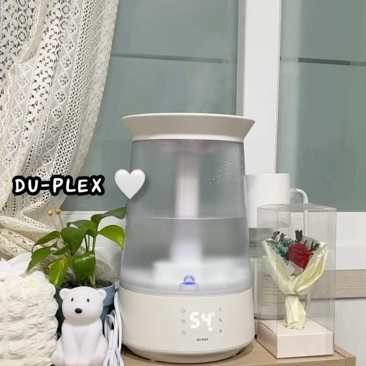 #협찬 duplex_korea 듀플렉스 이지클린 복합식 가습기🤍

70도의 저온 살균 가습으로 차가운 초음파 가습은 물론, 40도의 복합식 따뜻한 가습으로 아가들부터 어른들까지 모두가 화상없이 안전하고 따뜻하게 사용할 수 있는 사계절용 가습기🥰

단순한 내부구조로 타브랜드 제품 대비 세척이 간편하여 위생적으로 활용할 수 있고, 대용량인데다 최대 16시간 사용이 가능해 하루종일 쾌적한 환경을 유지할 수 있어요👍🏻

외부에 장착된 습도계를 통해 더 정확한 습도 측정 및 조절까지! 건조한 겨울 날씨를 촉촉하게 바꿔줄 홈인테리어 필수템✨ LED 조명등 켜주면 무드등처럼 활용도 가능하답니당❤️💚💙

#듀플렉스 #듀플렉스가습기 #복합식가습기 #아기가습기 #신생아가습기 #가습기추천 #인블체험단 #인테리어 #홈인테리어 #신생아선물