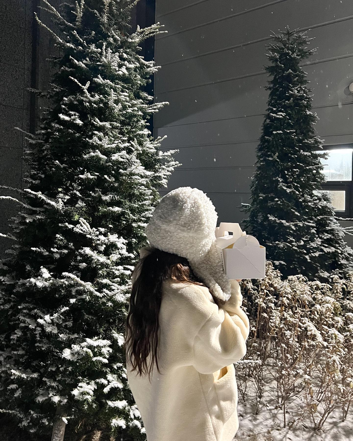 남편이랑 케이크사고 돌아오는데 올해 #2024 #첫눈 ❄️
첫눈 올때 일본에 있어서 아쉬웠는데 이렇게 눈이 펑펑 와주네

내일 스벅 신상케이크 먹을 생각에 벌써 설레는중 🤍💙
#푸른용얼그레이쉬폰케이크 7,900
#푸른용블루베리수플레케이크 7,300

눈 온다고 그저 신났는데 늦은 밤에도 열심히 길 청소해주시는
경비아저씨보고 1차 찡.. 따뜻한 꿀물 사다드린 남편 2차 찡🥲

#스타벅스 #스타벅스코리아 #스타벅스케이크 #디저트 #케이크추천 #2024년 #홈카페 #홈카페놀이 #눈