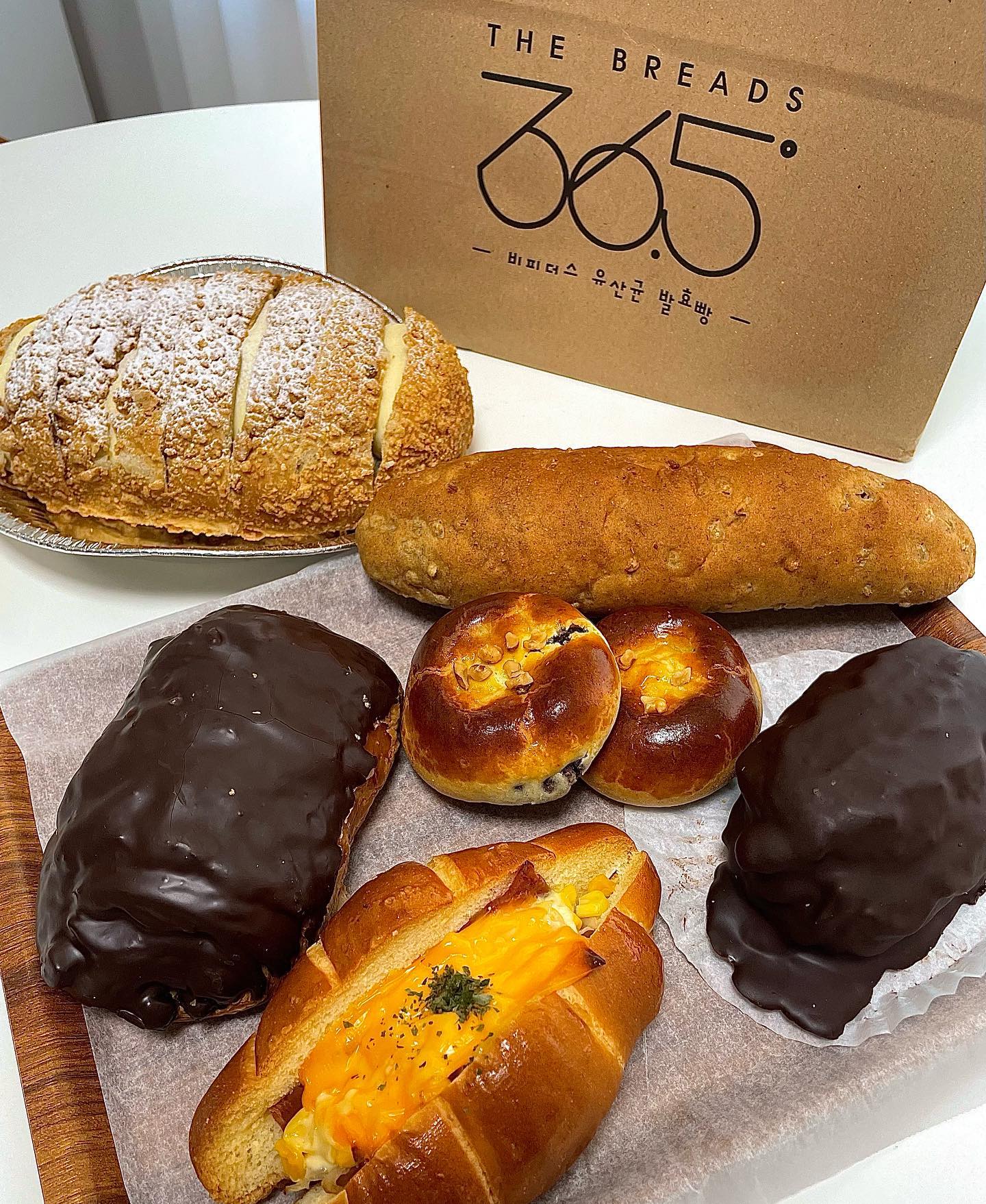 #협찬 #더브래드36.5
운정에서 맛있다고 소문난 동네 빵집🥖🥐🥨🥯

빵순이는 간만에 빵을 가득 담아왔죠😊
가격도 착하고 종류도 엄청 다양하고 맛있어요!
더 사올걸~ 하는 아쉬움이 남네요 : )

🔍 더 브래드 36.5도 운정점
✅ 주소 : 경기 파주시 와석순환로 192번길 14-42
✅ 전화번호 : 0507-1344-3659
✅ 영업시간
 - 매일 08:00-22:00
✅ 주차 가능 : 가게 뒷편 or 건강공원 공영주차장

1️⃣ 가성비 대박❗️
프랜차이즈와 비교할 수 없는 저렴한 가격 

2️⃣ 맛과 건강까지 챙긴 웰빙빵
비피더스 유산균으로 36.5시간 동안 발효해서 
많이 먹어도 더부룩하지 않고 소화가 잘 되는 편이었어요

3️⃣ 30년 경력의 장인이 만든 갓 구운 맛있는 빵
매장을 방문했을때 갓 나온 따끈따끈한 빵이
계속해서 진열되고 있었어요♨️
빵 종류도 엄청 많아서 어떤걸 고를지 고민의 연속

#운정빵집 #파주빵집 #파주베이커리카페 #빵 #빵맛집 #빵지순례 #빵빵이 #더브래드 #더브래드36.5도운정점 #맛집스타그램 #맛스타그램 #맛집추천 #맛집탐방 #먹스타그램 #푸드스타그램 #먹방 #디너의여왕 #먹팔맞팔 #먹팔환영 #먹스타 #먹스타맞팔