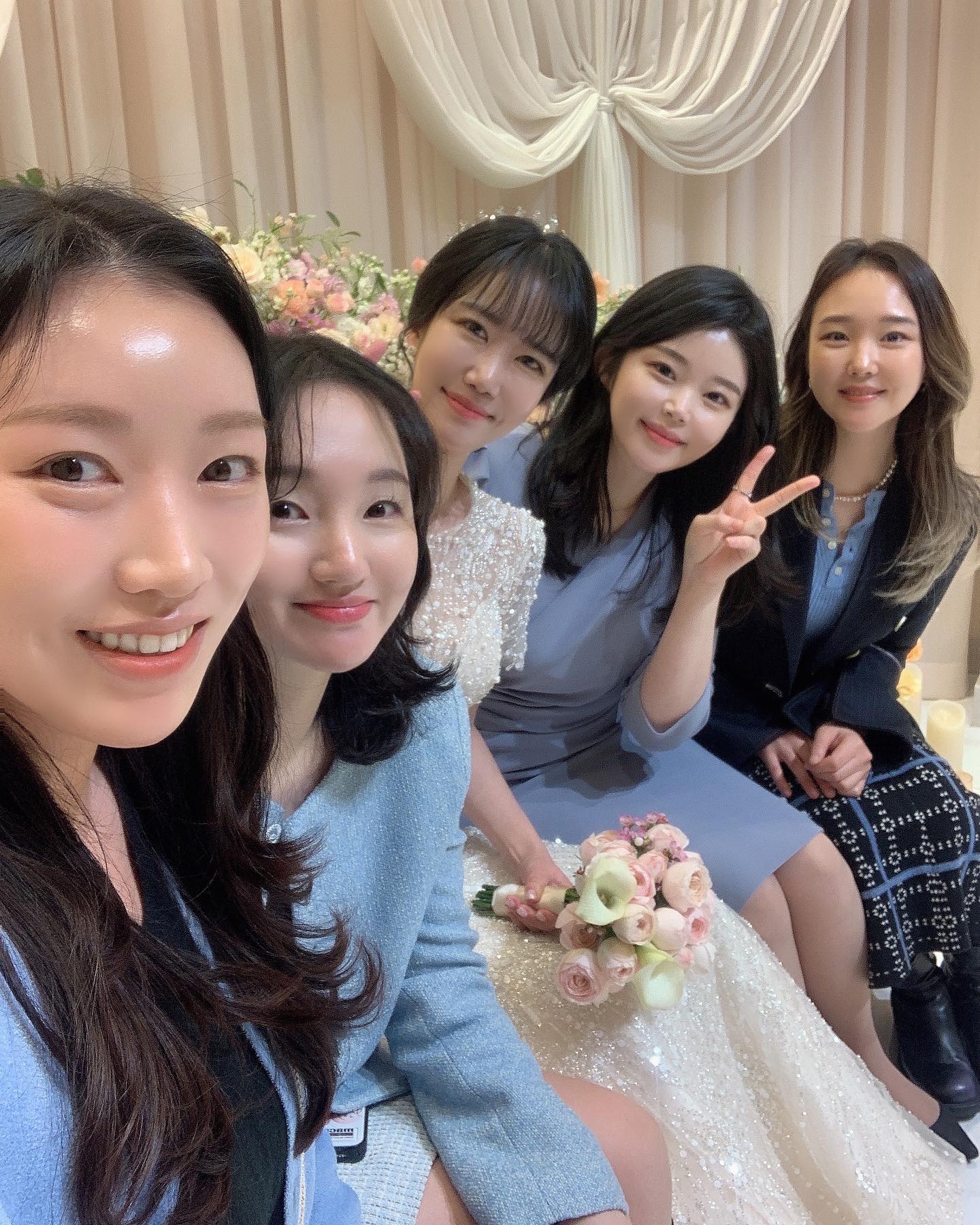 고3 내 짝꿍 서희의 결혼식
SES 축가연습.. 부케녀.. 화관.. 🎤💐👰🏻‍♀️
브라이덜샤워부터 결혼식까지
우당탕탕이였지만 축하하는 마음은 우리가 1등이라구우~🩷
#잘살아라 !!!!! #행복해라 !!!!!