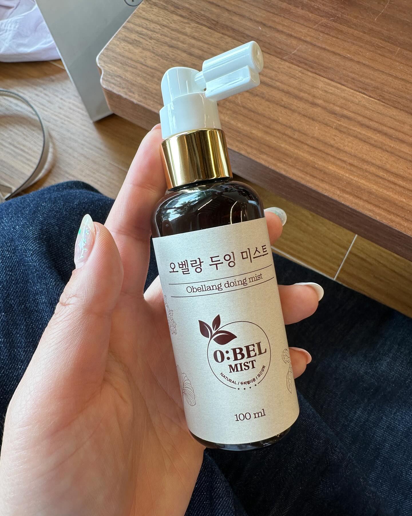 #협찬 #오벨랑두잉미스트 

날이 점점 더워지는데요
두피열감때문에 가려움증이나 뾰루지가 생기면
샴푸 후에 토닉으로 두피 관리해보세요
두피 쿨링만 잘 해줘도 두피와 모발 건강에 도움이 많이됩니다

🌼제품 특징
모든 두피타입 가용가능
모든 모발 사용가능

18종 자연유래성분 추출물 사용
자외선차단원료 함유
특허 성분 천연 항산화제로 만든 제품
가려움 해소에 특화
약산성 제품

#두피가려움 #두피관리 #두피케어 
#두피토닉 #두피제품 #두피마사지 #리뷰노트