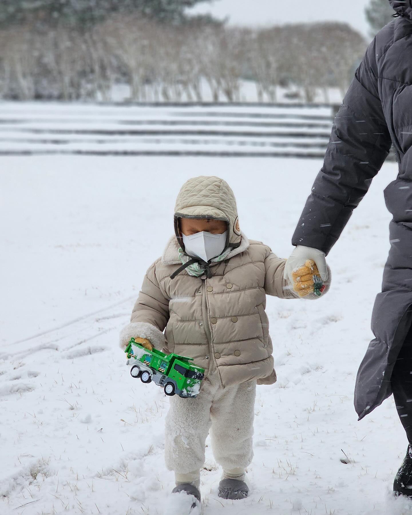 대설로 얼집 등원 못하면서 
하루 일찍 시작된 얼집 겨울방학☃ 
지지고 볶고 볶아도 시계보면 11시,, ☺️ 
시상에나,, 
오늘 주말인 줄 알고 오예!! 했는데
수요일이었다 아임햅삐,,,,,♥️

아직 반 남았다 애미야🌶️🔥
.
.
.
.
