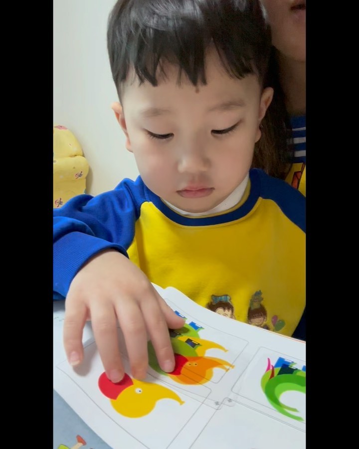 📝
 4일차 

학습시작할때부터 해보지도 않고 어려워서 한쪽만 하고 싶다는 분...(feat. 입에 초코우유의 흔적..!)

코끼리 카드가 재밌어서 겨우 한쪽 하고, 다음 페이지는 막상해보니 쉬워서 혼자서 클리어! 

factomom

#팩토 #2주플랜챌린지 #11기 #자기주도학습 
#만4세 #54개월 #6살 #유치원생 #유아수학 #수학공부 #엄마표수학 #엄마표학습 #日記妌 #日記