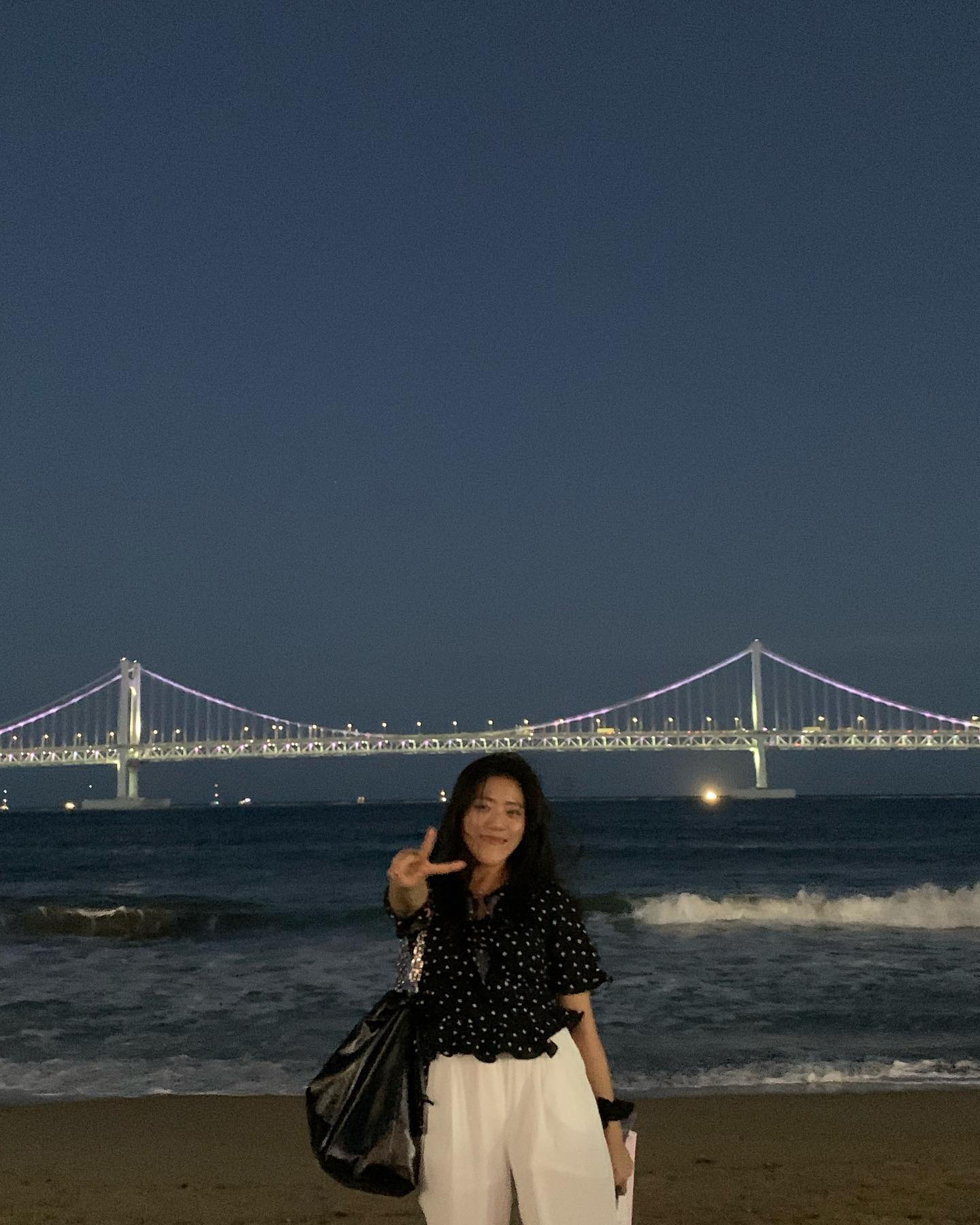 2023.09.08. ~ 2023.09.10.
부산, 기장 여행
연차쓰고 오랜만에 옛 회사 쌤들이랑 점심식사 ~.~
한청원 오랜만이햐
휴가지만 길바닥에서 업무처리하는 에피소드 생성하고 밍끼랑 부일페
(인스타 사진 15장으로 늘려죠라ㅠ)
역대급으로 오랜만에 만났는데 그게 또 반가워 미이밍끼
내사랑 광안리에서 거하게 마시고 소소한 진대타임
나 요즘 하루하루 사는 게 너무 즐거워!!!(너무 감사한 날들이어서 말하면서 속으로 광광 울었다ㅠㅠ)🎀
비척비척 집나간 딸래미 잡아가는 엄마같이 나온 사진 맘에 드렁 희희
짜왕+간짬뽕 먹고싶다했더니 그 아침 장봐와서 요리를 해준 밍끼 그저 빛✨
그리고 오랜만에 만나는 슬로비 모임
기장 만남부터 우당탕탕 카페갔다가 1차 장어 뿌수고 2차 친구원룸 같은 펜션에서 고기꾸워먹기
배불러서 두 번이나 나간 산책!! 아이 평화롭고 즐겁던 하루
감사하고 즐거운 일 한가득이었던 붓싼🌊