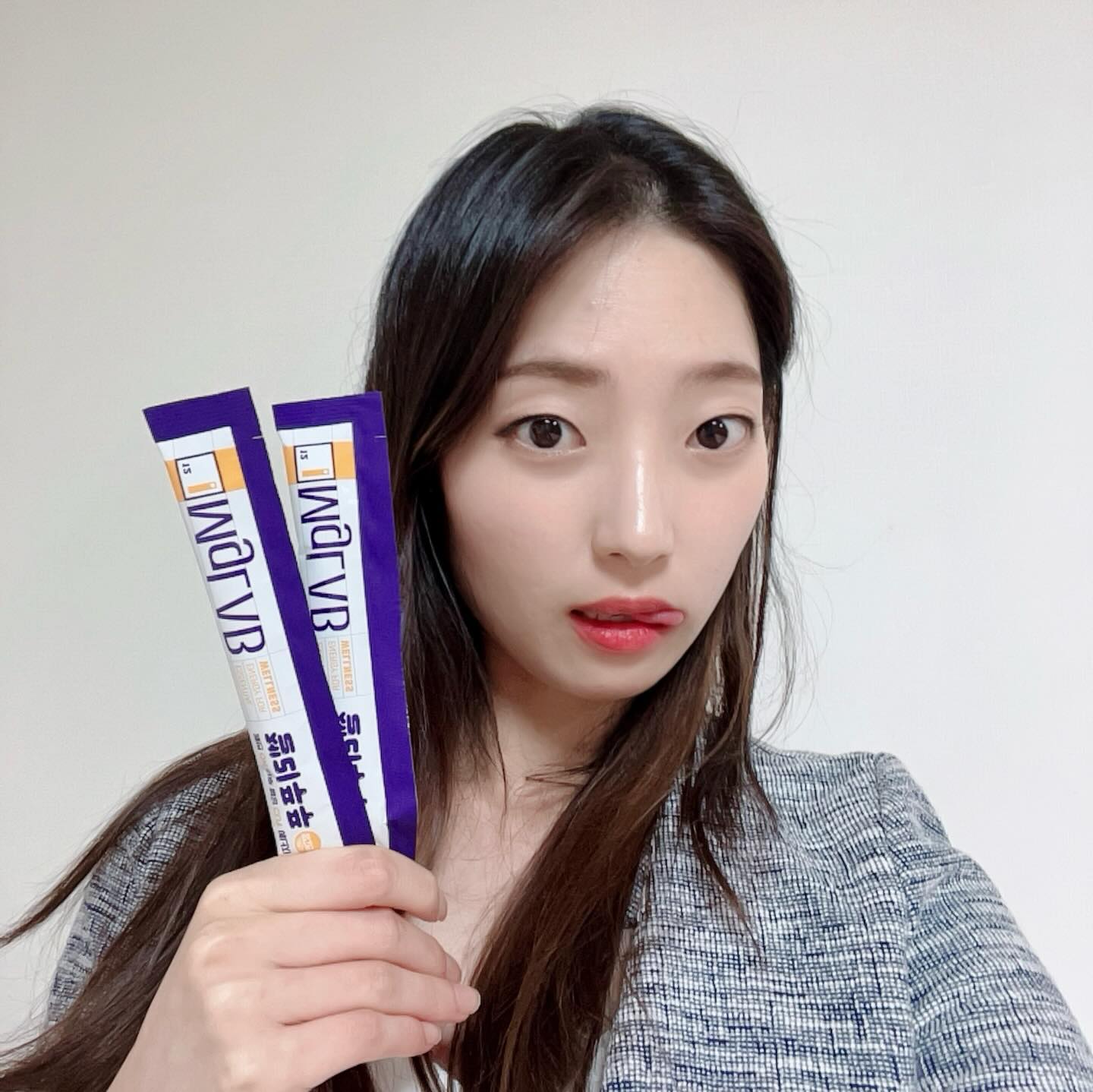 #광고 건강 위해 꼭 챙겨야한다는 마그네슘? 그게 뭔데~~~? 👀

마그랩에서 젤리푸푸로 마그네슘 챙기기.
mglab.official 

💪🏻 탄수화물 대사에 관여해서 에너지 생성과정에 아주아주 중요해서 꼭 이렇게 챙겨줘야 한데~~ 신경과 근육 유지하는데 중요한 역할을 한다니까 잘 몰라서 안챙겪다면 지금부터 마그랩으로 편하게 맛있게 챙겨주자9~~~
💪🏻 근데 왜 마그랩에서 챙겨야 하냐구?? 마그랩은 마그네슘 전문브랜드에 맛까지 챙겻거든!! 🥭내가 좋아하는 망고맛이 있어서 선택한 마그랩 젤리푸푸
💪🏻 하루 한포로 재밋게 젤리 냠냠 먹으면서 건강 챙기기
사진이랑 영상보면 알겠지만 알갱이는 치아씨드라서 톡톡 소리와 씹는 재미는 덤~~ 
💪🏻 내일의 날 위해 오늘도 챙기고 한포 가방에 쏙 챙겨서 출근길에 먹어야지~~
💪🏻 올리브영에 마그랩 입점되고 있는거 알지 ?? 집 가까운 올리브영으로 바로 고하라궁~~

#동화약품 #건강기능식품 #마그랩 #젤리푸푸 #혈당