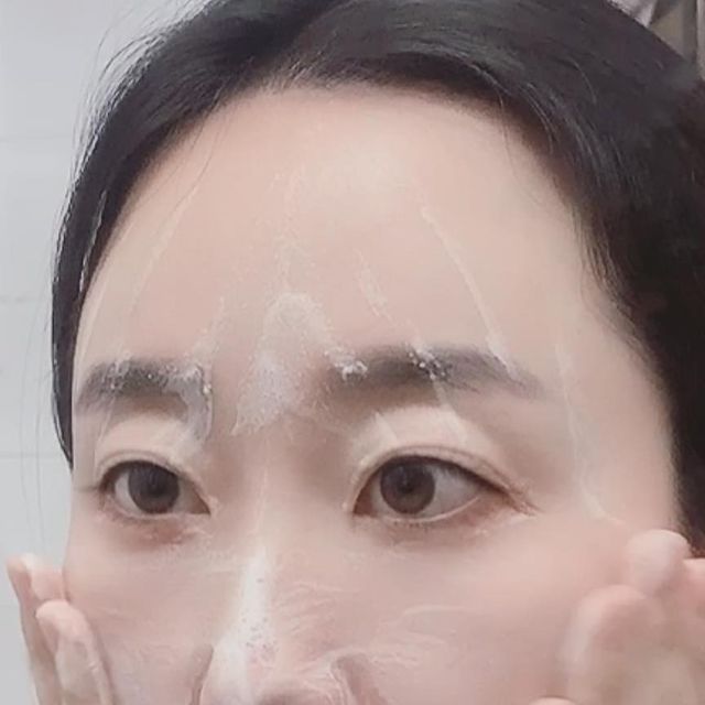 이동수 on Instagram: "#광고
피곤에 지친 퇴근길. 얼른 집에 가서 씻고 쉬고 싶네요. 씻기도 귀찮은 그런 날.
#디지토 #페이셜비탐니필링스크럽딥클렌징폼 이 있어서 정말 다행이에요.

바쁜 현대인의 니즈를 제대로 저격해서 각질제거와 클렌징을 한번에 할 수 있도록 만든 제품이에요. 마케팅 비용을 과감히 줄이고 좋은 원료 함유에 집중! 가성비 대만족이에요.

마이크로 크리스탈린 셀룰로오스가 묵은 각질과 노폐물을 부드럽게 제거하고 피부 PH를 지켜주면서 자극없이 클렌징되어 매끈하면서도 상쾌한 기분!

노폐물이 씻겨내려간 자리에는 판테놀, 비타민C, 5중 히알루론산으로 진정시켜주고 수분을 충전시켜줘서 피부톤이 한층 밝아짐을 느낄 수 있습니다.
 
#클렌징폼 #스크럽클렌징폼 #스크럽폼클렌징 #비타민폼클렌징 #비타민클렌징폼 #딥클렌징 #딥클렌징폼 #스크럽필링 #각질제거스크럽 #필링크림"