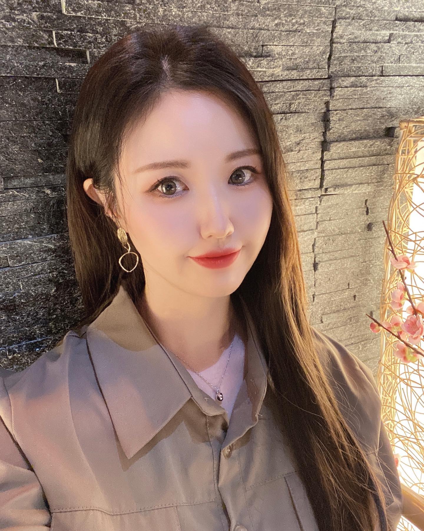 #협찬 

울님들💓

착장하는 순간 따뜻한 에너지를 발산하며➰🌟
빛나는 시간이 되길 바라는 마음을 담은 디자인과의 세번째 만남❣️

오젤의 시그니처 텍스처가 돋보이는 클래식 컬렉션!💖
’Links Earrings 귀걸이‘ 착용해 봤어요!🫶🏻✨

비정형 오브제와 함께 연출된 링크 디자인에 시그니처 텍스처로 마무리되어➰
편안하고 가벼운 착용감으로 단정하거나 드레시한 착장에 조화로운 우아한 스타일,,🌼🌸✨

제가 착용한 귀걸이는 화이트와 골드 색상 두가지 타입으로➰
모델명은 PB023E에 소재는 Brass / 20K Gold plating 랍니다,,🩵🤍

다른 주얼리와 레이어링 연출해도 이쁨초과였어요!😍

특별하다는 의미를 담은 오젤은,
무심한 듯 섬세한 감성을 녹여내는 자체 제작 디자인의 컨템포러리 주얼리브랜드❕

다양한 연예인들이 착용한 제품으로🌟
자사몰 매거진 카타로그에서도 확인 가능해요!☺️🧡

여러 연예인, 인플루언서들에게 사랑받고 있는 만큼 더현대서울, 현대 압구정점, 현대판교 등 에서 팝업스토어 진행까지,,👍🏻✨

특별한 감성을 담은 오젤 주얼리로 행복한 일상을 함께해봐요!🥰💚💛

🪞w컨셉, 아몬즈에 입점
🪞매장 : 타임스퀘어 매장 지하 1층

🛍️ https://m.ozel.co.kr/

ozel_official_

ღ 이 글은 광고주로부터 제품을 제공받아 작성되었습니다 ღ

#오젤주얼리 #데일리패션 #셀럽귀걸이 #패션귀걸이 #드롭귀걸이 #심플귀걸이 #귀걸이추천 #주얼리팝업스토어 #오브제귀걸이 #패션주얼리 #오피스룩 #데일리룩 #주얼리브랜드#귀걸이쇼핑몰#골드귀걸이#하객패션
