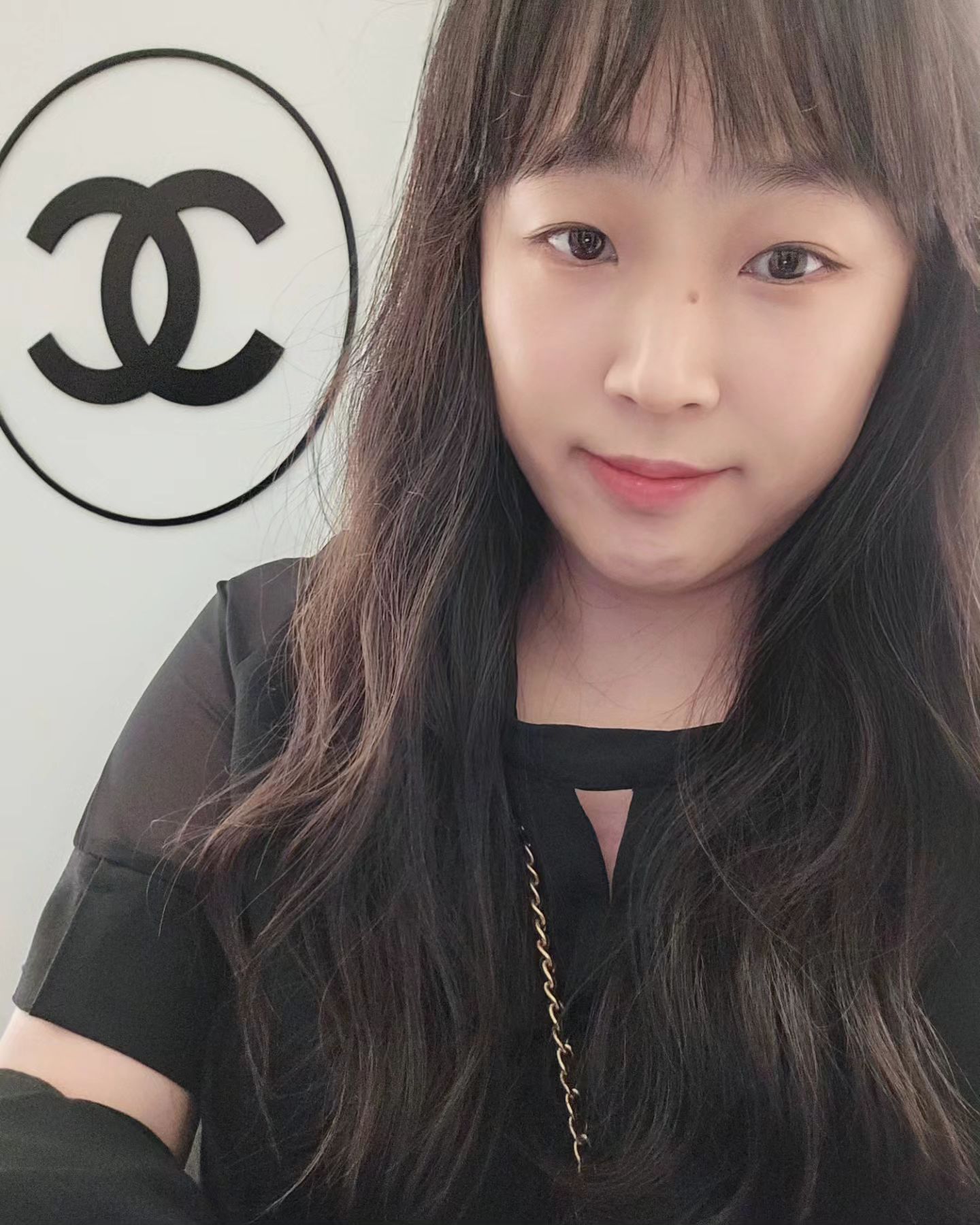 #무료초대 되어 방문하였습니다.

성수 샤넬 팝업스토어 
프리 오프닝 VIP초대로 다녀왔어요!🥰

샤넬의 다양한 향수도 구경하고,
너무나 맛난 케이터링들과

고급스러운 샤넬석고방향제,
고급 파우치까지 VIP기프트가
너무너무 예쁘더라구요!!😍

이번 성수에서 진행되는
샤넬 팝업스토어는
휘겸재에서 진행되었던 

고즈넉했던 분위기와
완전 다르고 고급미 
뿜뿜이더라구요!👍👍

1층에서는 17가지의 
레 젝스클루시프 드 
샤넬 향수를 작품으로 
표현한 전시를 볼 수 있고,
움직이는 작품이 
너무 신기하더라구요!😲

그뿐아니라 곳곳에
멋진 포토존까지!!
예쁜사진을 남길 수 있답니다.

샤넬조향 마스터클래스 및
향수의 여정 @성수는

카카오톡 선물하기에서
샤넬 향수를 비롯한 
메이크업 스킨케어를 선물하거나 
구매하시면 프로그램 예약 초대권 증정으로
성수 팝업스토어를 즐기실 수 있답니다👍👍

관심있는 제품이 있으시다면 
성수 샤넬 팝업스토어 
한번 방문해보세요👍👍

#성수샤넬팝업스토어 #샤넬팝업스토어
#샤넬프리오프닝 #샤넬VIP 
#샤넬뷰티 #샤넬향수 #샤넬조향마스터클래스