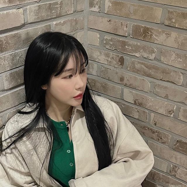 @_chuing on Instagram: "#광고 ⠀ ⠀ ⠀ 넘 예쁜 루즈, 오버핏 스웨이드 자켓 봐주세요🥹🫶🏻 가볍고 보들보들, 유연한 비건스웨이드 소재에 미니멀한 디자인이라 겨울 코트, 패딩안에도 코디하