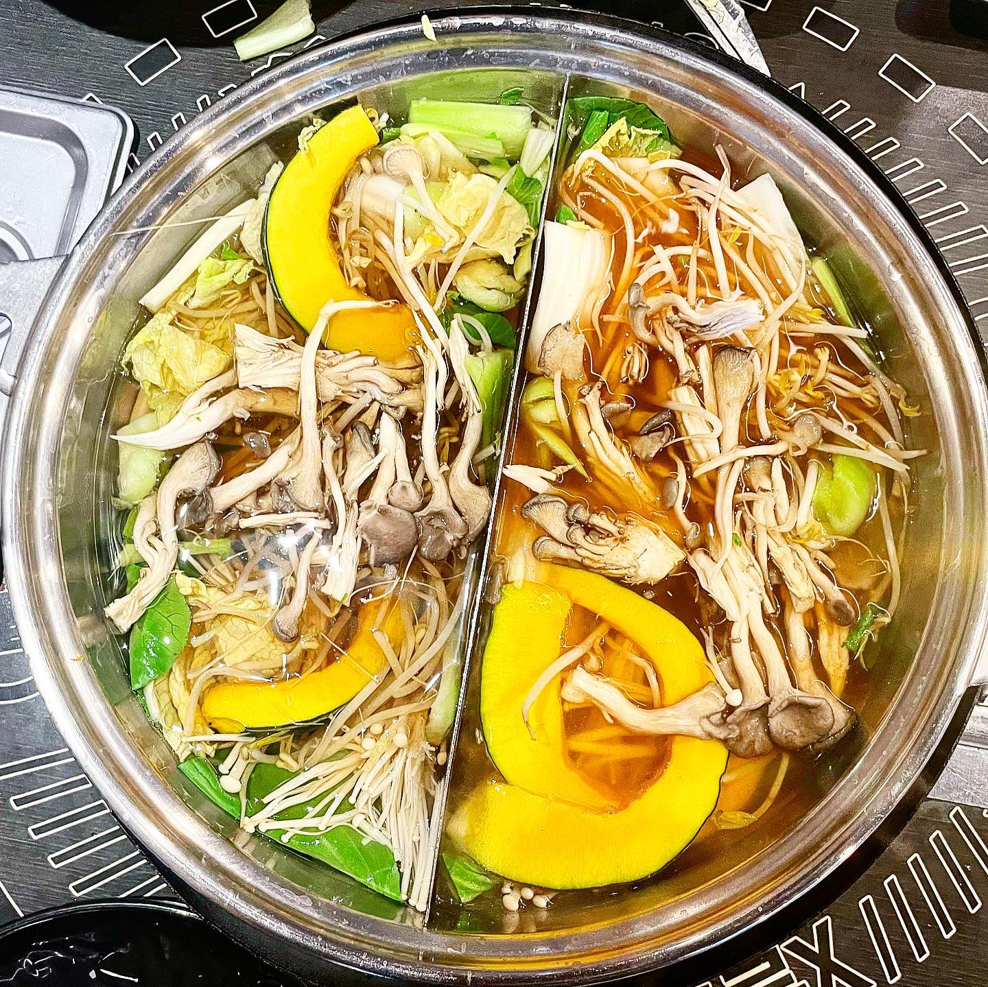 오랜만에 외식 샤브샤브😋❤️

🏡재택은 다 좋은데 항상 혼밥을 해야 한다는 점과 배달도 잘 안 시키다 보니 남이 해준 요리를 먹기 어렵다는 단점이🥲
그래서 이런 외식은 너무너무 환영❤️‼️
오랜만에 사 먹는 샤브샤브 너무 맛있당❤️
월남쌈에 야무지게 먹기😋🤭❤️
.
.
#샤브샤브 #샤브샤브맛집 #소담촌 #계산동맛집 #계양구맛집 #작전동맛집 #샤브샤브뷔페 #샤브샤브무한리필 #먹방스타그램 #먹스타맞팔 #맛집스타그램 #맛스타그램 #맛집투어