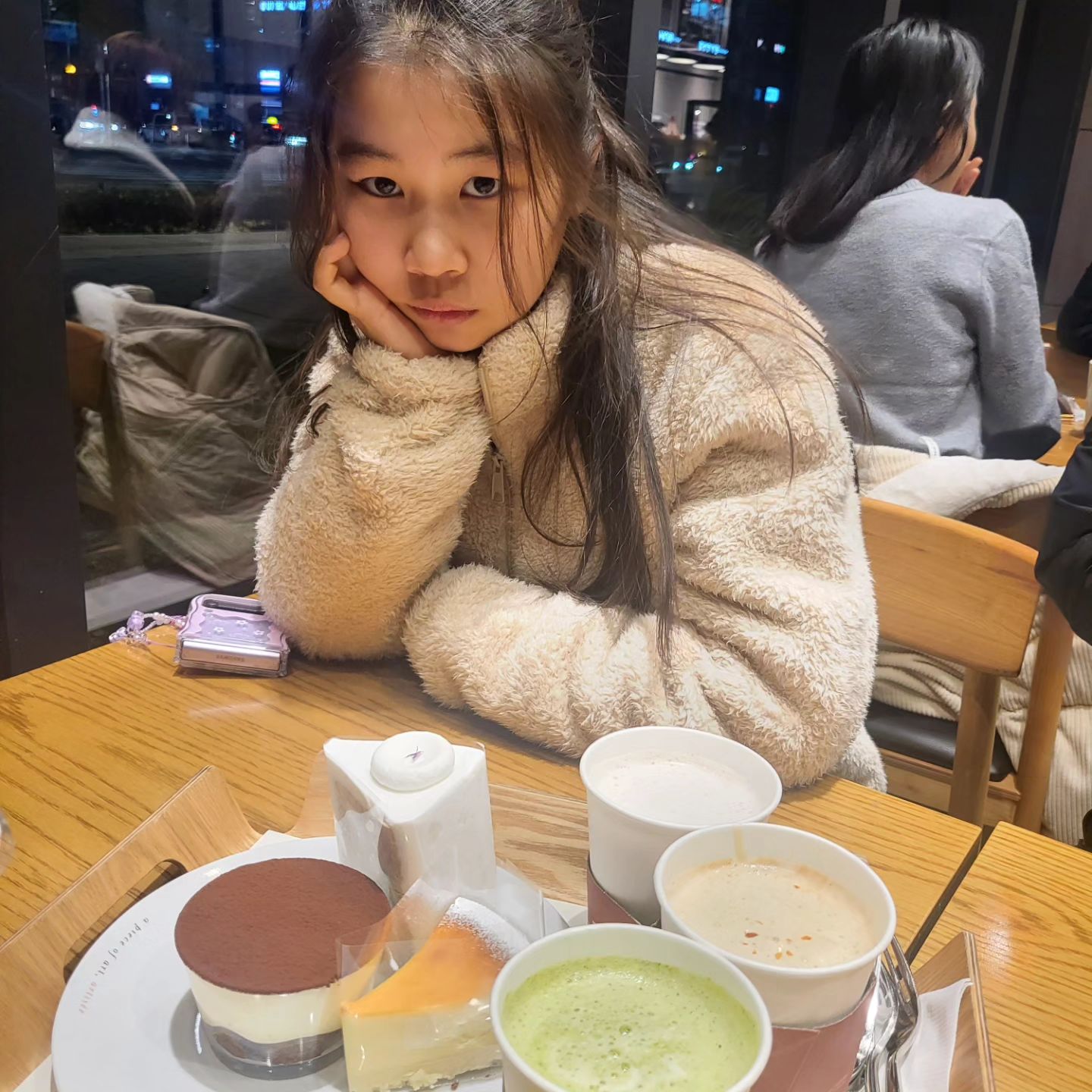 세상 시크한 우리 따님들 ㅎㅎ
불금 카페나들이

안간다더니 맛있게 냠냠

날이 추워져서 그런지
따뜻한 음료가 자꾸 당긴다...
🤣🤣🤣🤣

#불금
#카페나들이