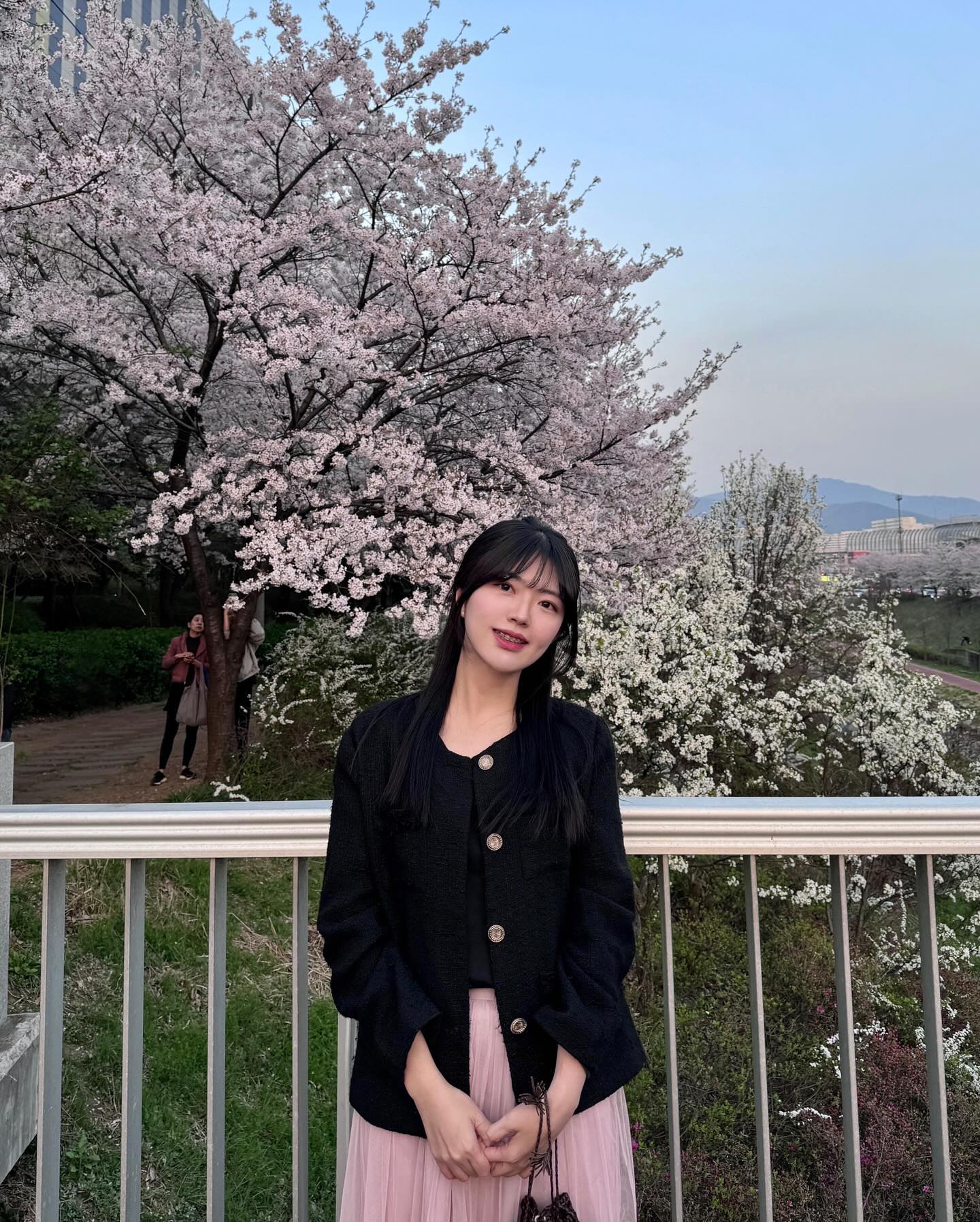집 근처 벚꽃놀이 완료 🌸🫧

#서울벚꽃 #서울벚꽃명소 #벚꽃놀이 #송파벚꽃 #송파벚꽃길