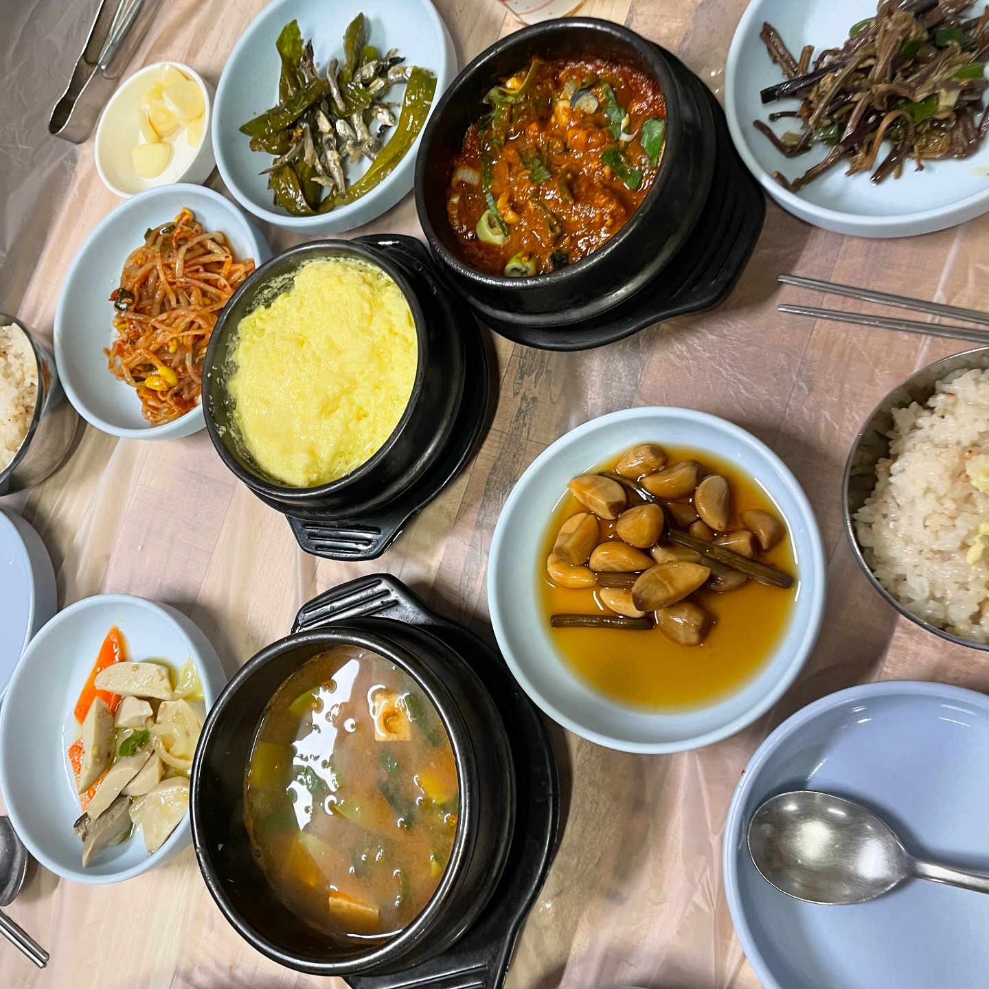 아재맛집이 좋은 만27세 여성

원래 아재들이 많은 식당이 맛집 아니냐고요🫠

쌈밥 생각나면 와야하는 이 곳은 삼겹살 시켜도 우렁된장에 쌈 무더기를 주시는데 고기가 맛있다기보다 쌈이 맛있는 곳

반찬은 전체적으로 간이 쎄요 술안쥬 굳👍
.
.
[서산 / 명성오곡쌈밥]

🍀충남 서산시 한마음13로 9

생삼겹살 - 15,000원

#서산 #서산맛집 #서산쌈밥 #쌈밥맛집 #삼겹살 #삼겹살맛집 #서산삼겹살 #명성오곡쌈밥 #우렁된장 #된장맛집 #반찬맛집 #맛집 #맛집추천 #먹팔