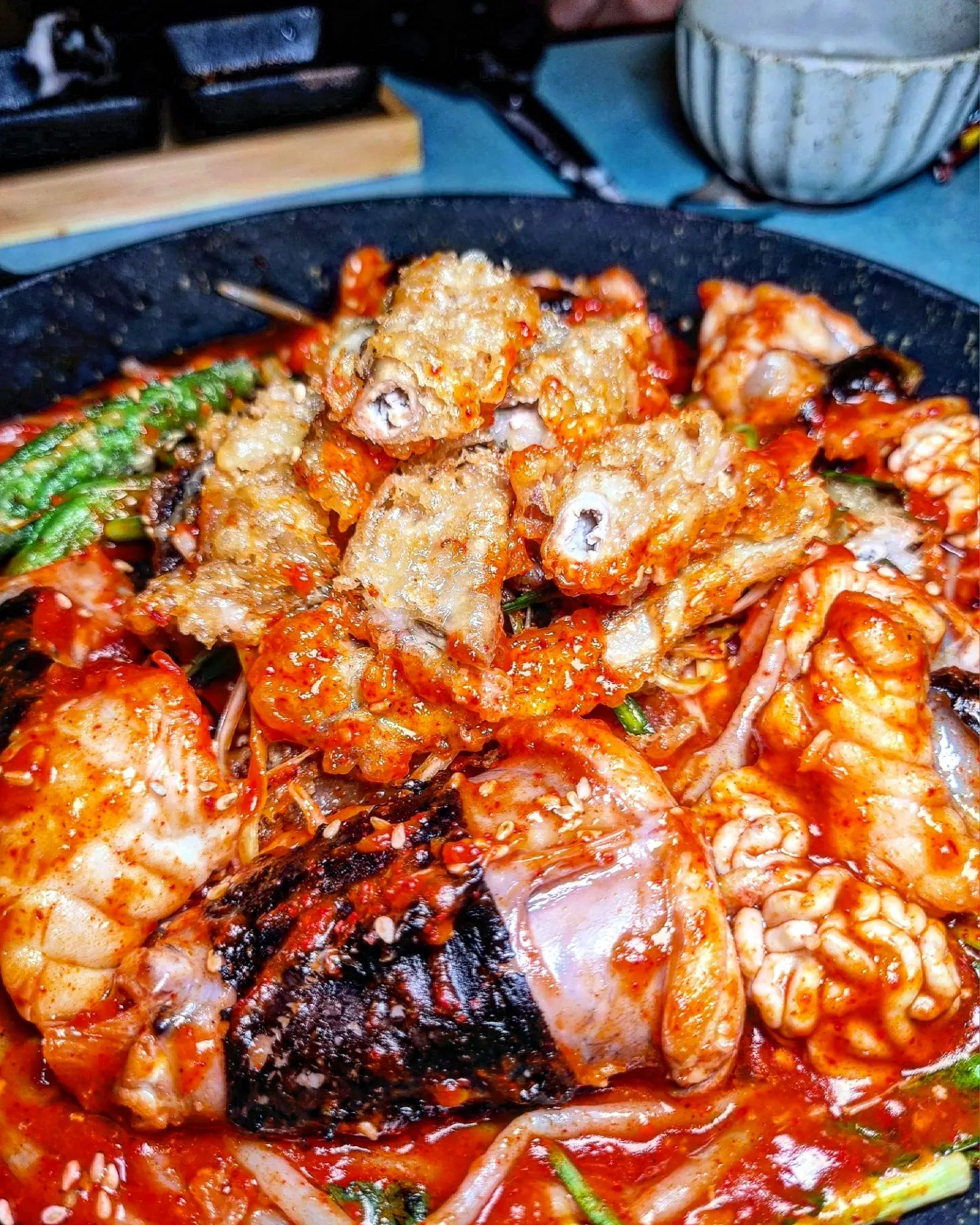 #협찬 곱창튀김이 올라간 특색있는 아구찜 #성수맛집 #성수agu

✔️곱창튀김아구찜(1인 22,000)
한우곱창, 아구내장을 튀겨 아구찜 위에 올라가져
구운 부추, 파채를 얹은 대표요리. 꼬소한 곱창을 황태소금에 찍어먹으니 완전 맛도리💓

✔️아구지리탕(19,000)
미나리향이 더해진 맑은 국물의 지리탕. 아구살과 고니가 실하게 들어갔는데 오늘같이 추운날에 먹으니 속이 뜨끈해져서 너무 좋았던 탕.

2층짜리 오래된 주택을 리모델링한 곳으로 가게입구에서부터 크리스마스 분위기가 나서 설레이며 들어간 곳🎄

아늑한 분위기를 느낄 수 있는 1층 별채공간과 2층 테라스 공간도 있음.

맥주, 소주, 짐빔하이볼, 산토리하이볼, 일품진로, 화요 등이 준비되어있으며
맛있는 전통주들도 판매예정.

직원분들도 친절하셨던 특색있는 아구찜 맛집.

⛧네이버영수증 리뷰시 얼그레이 하이볼 1잔 증정

🚩성수AGU seongsu_agu
서울 성동구 상원길 48-1, AGU

🚶‍♂️뚝섬역 도보 3분거리