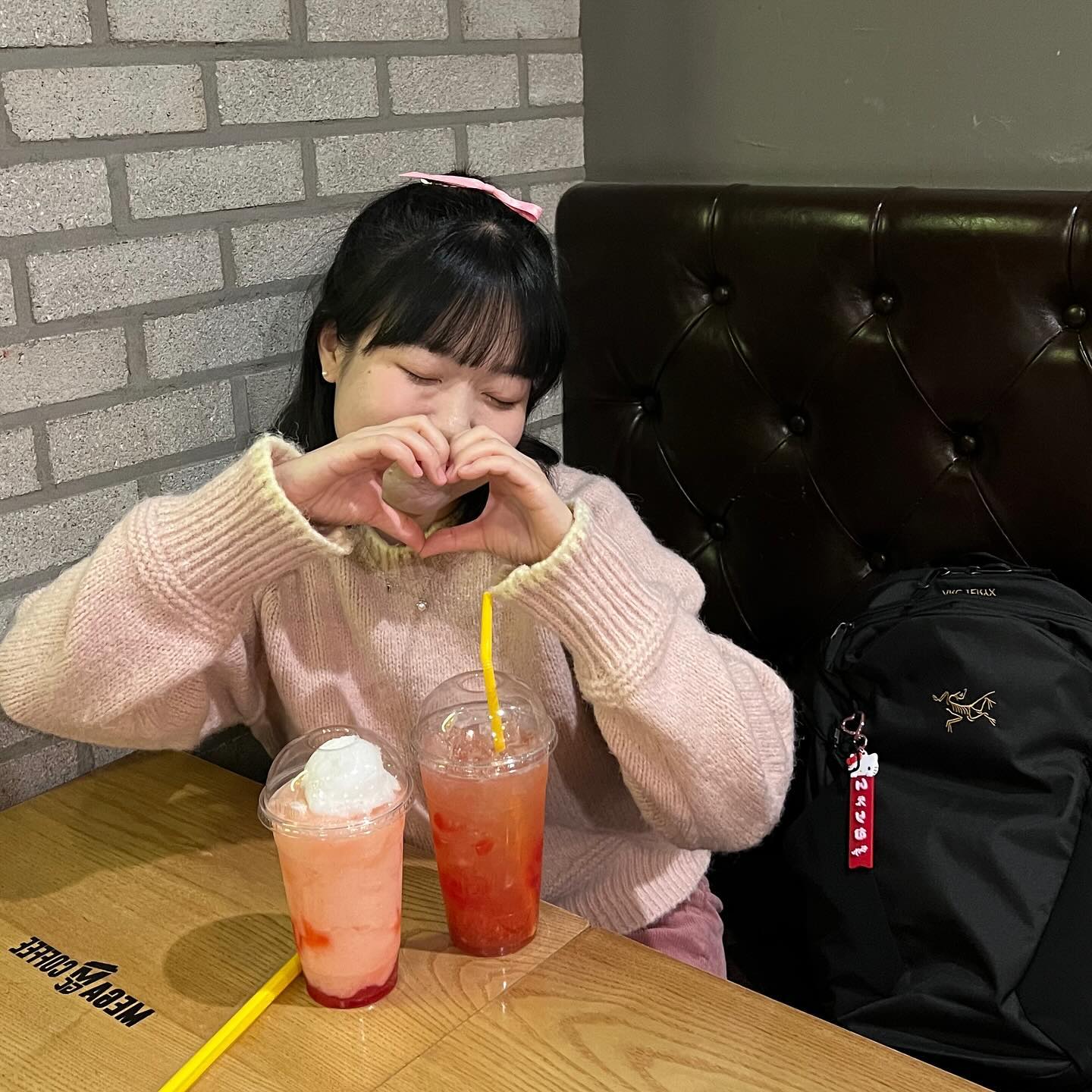 #협찬 🩷 딸기공주 이곳에 잠들다•••😴
하트모양펄 진심 말캉말랑 짱마싯다 !!!!!!!!!!!!

- 하트 뿅! 딸기레몬 티플레저: 하트펄로 더욱 영롱해진 비주얼! 새콤달콤한 딸기&레몬 조화에 탄산을 더해 청량하고 깔끔한 맛의 티플레저 🩷🩷🩷

- 하트 뿅! 레몬셔벗 딸기 스무디: 하트펄과 레몬 소르베로 사랑스러운 비주얼부터 맛까지, 딸기&레몬 조합에 깔끔한 백차를 활용한 새콤달콤 스무디 🩷🩷🩷

mega.mgc.coffee_official 🍓🩷🎀