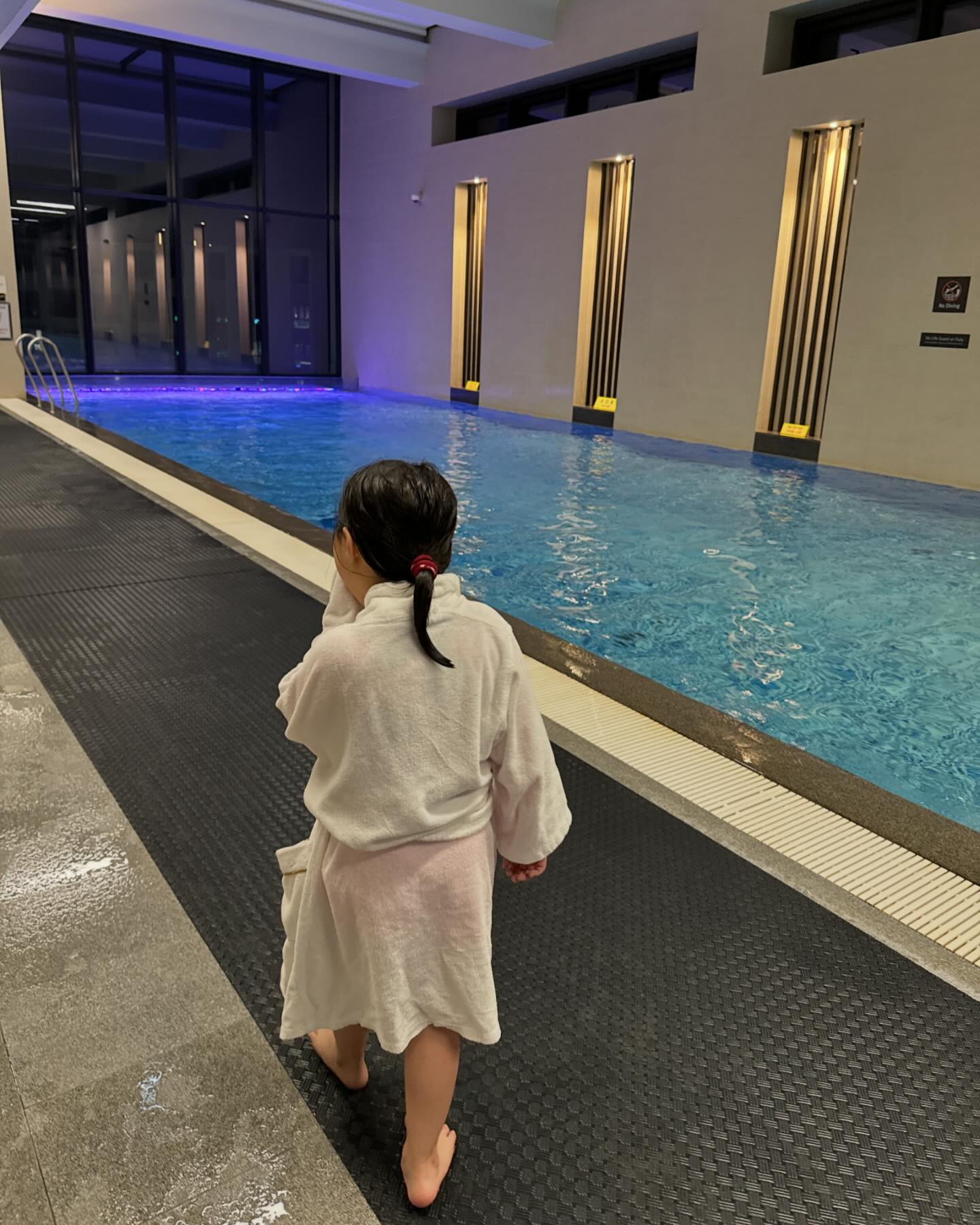 파르나스호텔이 선보인 나인트리 프리미어 판교는 
복합문화 공간 파이어스몰에 위치해 어린이들은 물론 문화공간, 쇼핑센터 등 ‘서울에서 호캉스’를 즐기기에 너무 적합한 곳. 
우리의 목적은 호캉스가 아니였음에도 잠시 우리에게 편안함을 주었던 🏨 수영장에는 박서준 닮은 라이프가드분이 계신다는 🤣

#나인트리프리미어판교 #파이어스몰 #서울판교
