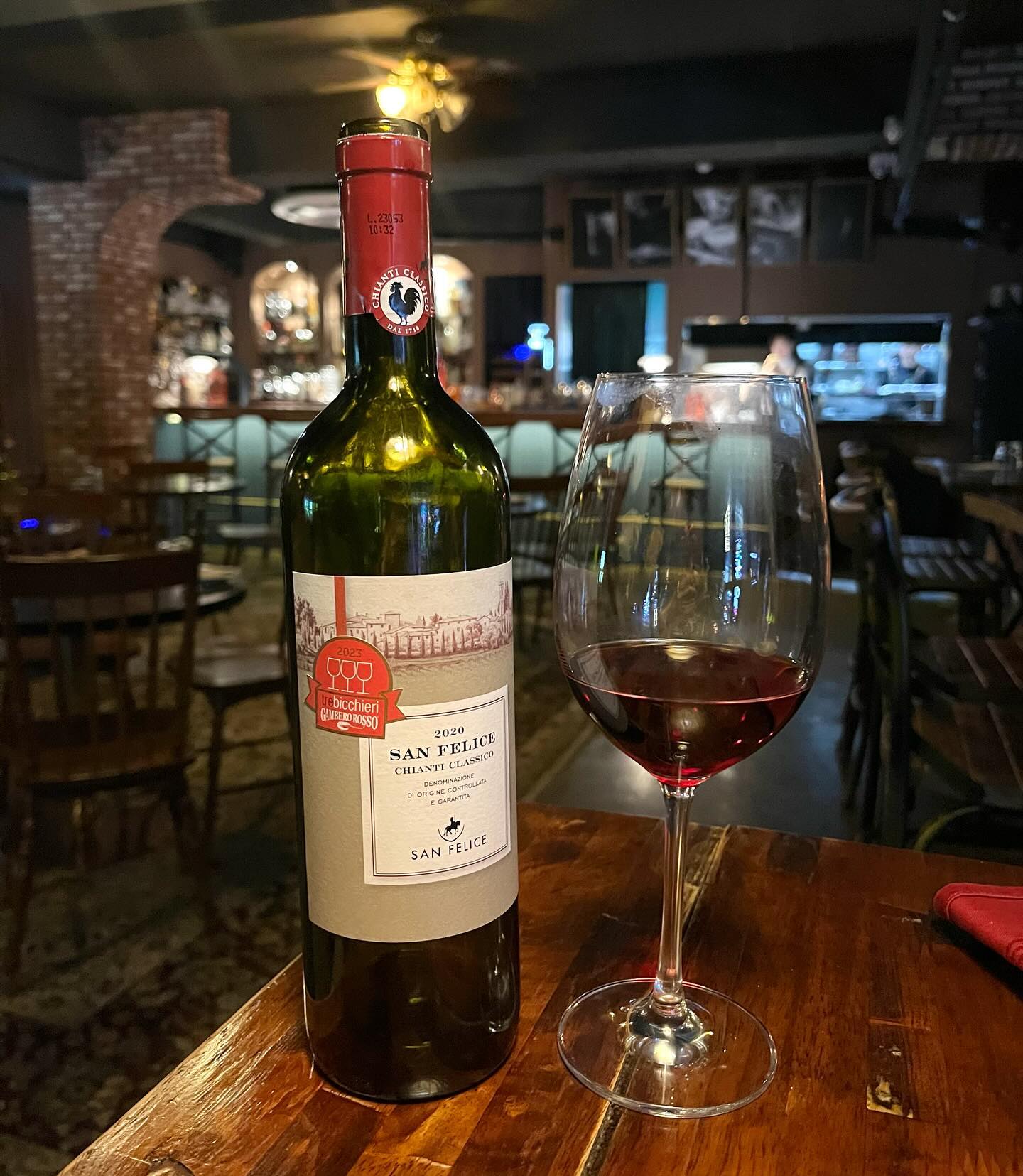 #광고 🍒 #크리스탈와인일기

[ San Felice Chianti Classico ] 🐓

대한민국에서 가장 유명한 끼안티 클라시코 브랜드로
세계 100대 와인 1위를 포함하여 무려 10번이나
선정되었던 와인입니다🫢👍🏻

산펠리체는 또 세계 최초의 수퍼 투스칸 비고렐로를
(1968빈티지 세계 최초 출시) 출시한 브랜드이죠 :)

✨ 생산지 : 이탈리아> 토스카나
✨ 품종 : 산지오베제
✨ 알코올 : 13%

체리나 딸기 같은 과실의 향과 맛이 느껴지면서
드라이하지만 적당한 산도가 감싸주는
그리고 탄닌감이 많이 느껴지지 않아
친구랑 둘 다 맛있게 마셨던 와인이에요😋🫶🏻

우대갈비 스테이크, 트러플 크림 뇨끼와 함께 먹었는데
이 조합 말해 모해요 ☺️ 필승조합이지요

제가 테이스팅한 끼안티 클라시코 2020은
#와인스펙테이터100대와인 중 24위로
곧 전국에서 출시 대기중이니 발견하면 드셔보세요🫶🏻

✅지나친 음주는 뇌졸중, 기억력 손상이나 치매를 유발합니다. 임신 중 음주는 기형아 출생 위험을 높입니다.

#롯데와인 #산펠리체 #와인 #와인추천 #와인시음회 #와인세미나 #와인스타그램 #wine #winelover #sanfelice #winetasting #와인북 #롯데와인클럽 #와이너리 #이탈리아 #이탈리아와인 #끼안티클라시코