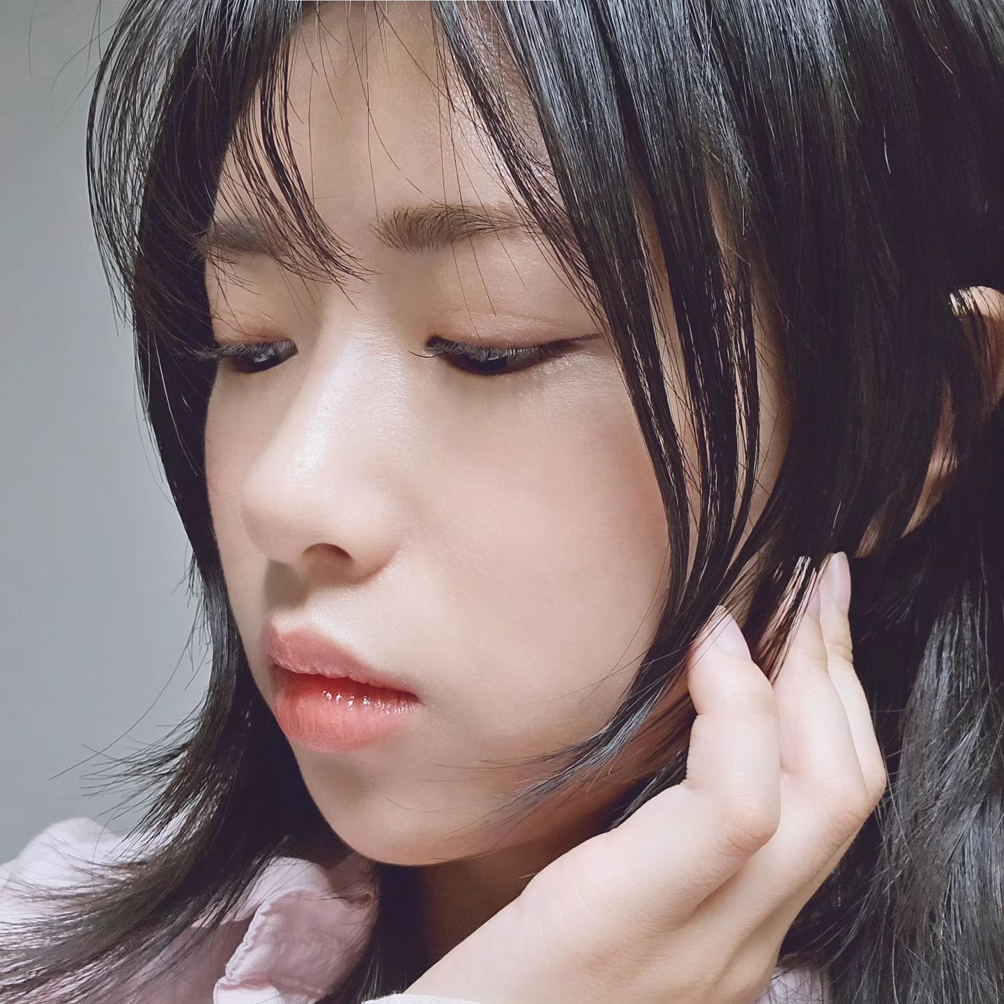 ⠀
#협찬
⠀
'업체로부터 제공받은 제품입니다'
⠀
속눈썹 살때마다 매번 실패해서
이리저리 옮겨다니는 속눈썹유목민이예요..
⠀
샵에서 메이크업 받을 때는
자연스럽고 예뻐보였는데
막상 셀프로 하면 인위적이고
너무 어색해보이기 일쑤였는데
이번에 정착하게 된 윙커 #가닥속눈썹
⠀
곰손도 어렵지 않게 붙일 수 있어
금세 #아이돌속눈썹 완성 💕
⠀
뷰러로 속눈썹을 먼저 집어준 후
핀셋으로 속눈썹 중앙을 떼어내고
글루를 살짝 묻혀서 속눈썹 모근에
간격 조절해서 붙여주면 끝!
⠀
인조속눈썹 티나지않고 자연스러우면서
인형속눈썹을 완성시켜 주니
이제 속눈썹유목민에서 벗어나
윙커에 정착해야겠어요 😍
⠀
❤️ 제품참조 ❤️
https://sbz.kr/QlfR8
⠀
⠀
#윙커 #가닥속눈썹 #가닥속눈썹추천 #셀프속눈썹연장
#속눈썹붙이기 #붙이는속눈썹 #셀프속눈썹 #부분속눈썹
#인조속눈썹 #아이돌속눈썹 #A형속눈썹