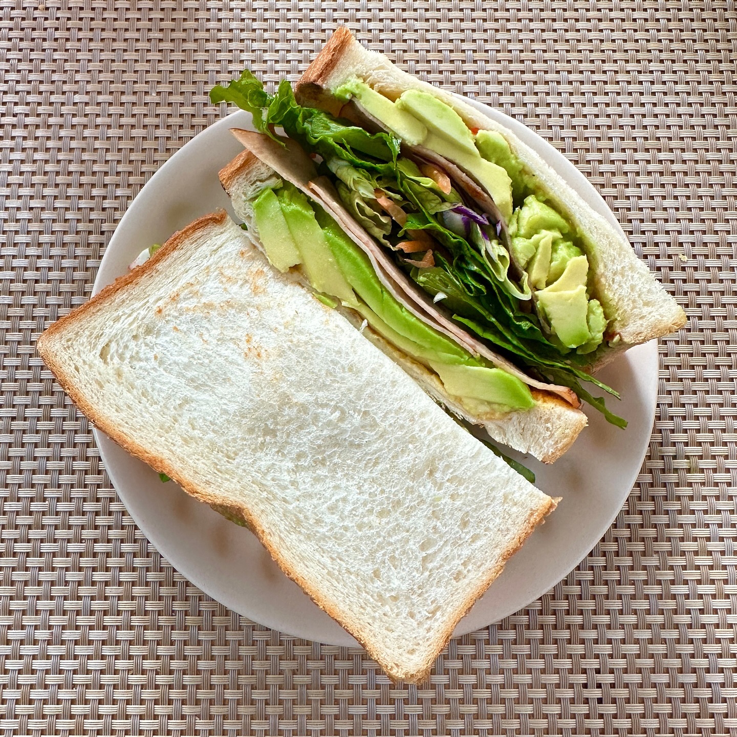 굿모닝☀️

아침부터 아보카도잔뜩 넣은 닭가슴살햄 샌드위치를 만들어 먹었어요🥪

아보카도🥑 10개 산게 한방에 숙성되서 냉장고에 고이 모셔두고 하나씩 먹고 있어요🤣🤣 

닭가슴살 햄도 몇장 남지 않아 처리할겸 샌듸치 해먹었는데 너무 맛있더라구요❤️

인친님들도 점심은 맛도좋고 야채 듬뿍 들어간 샌듸치 어떠세요?🫰

오늘 남은 하루도 따숩고 행복하게 보내세요☺️
