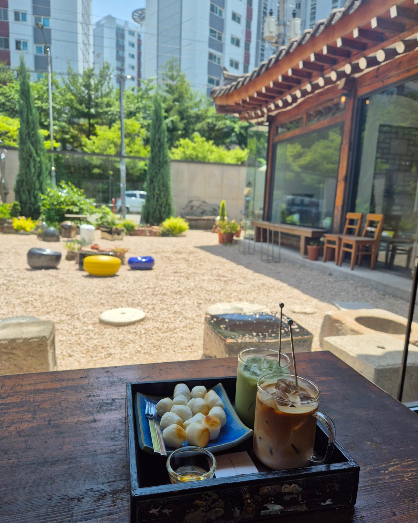 매콤한거 땡기는날🍲

명태조림에 시원한 맥주한잔🍻

디저트 먹으러
소하고택🏡

#소하고택 #도심속힐링 #도심속정원 
#소하동카페 #소하동핫플 #소하동맛집
#갠차나유 #명태조림 #하늘예쁘다