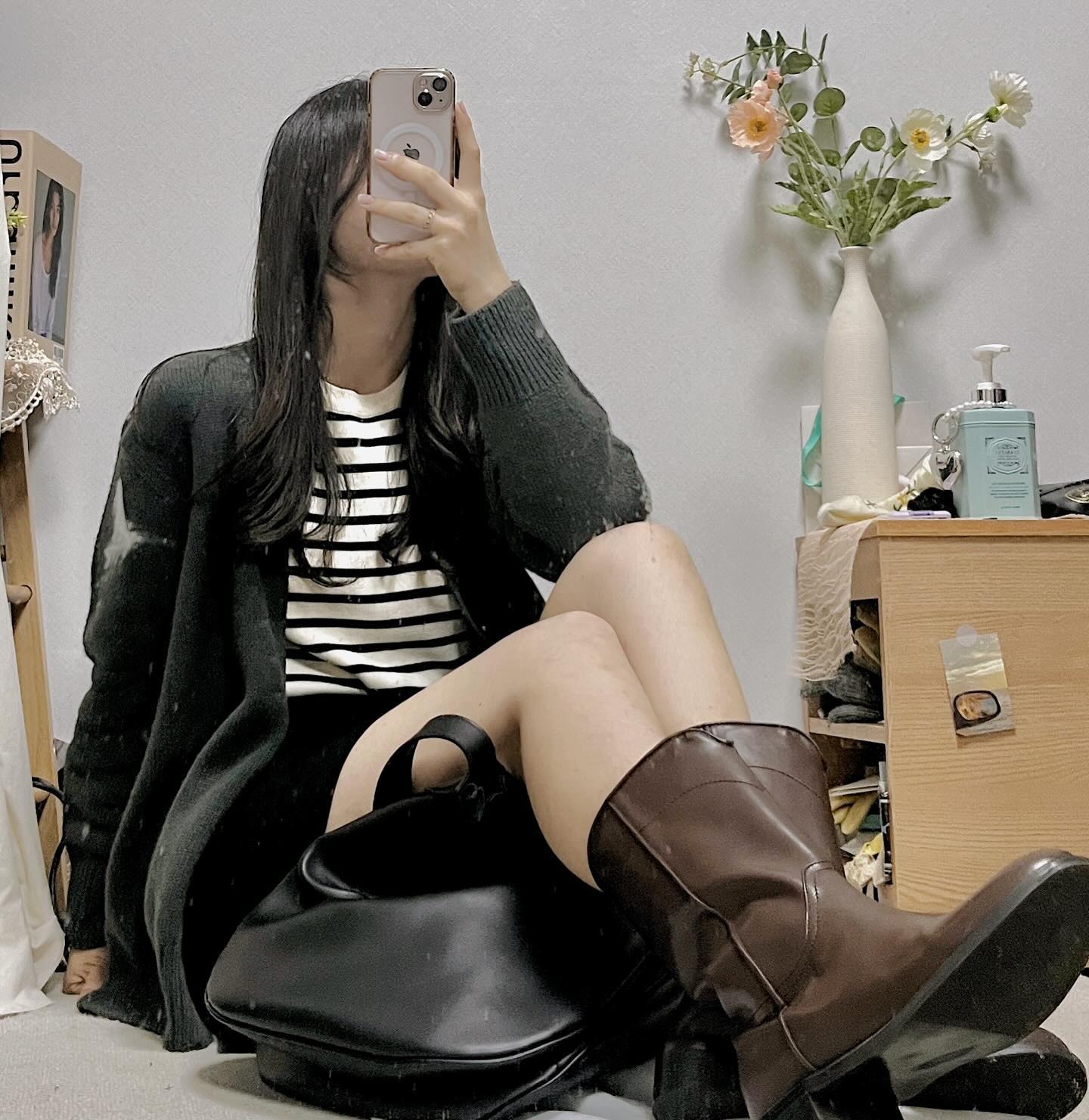오늘 출근해서 부츠를 벗었더니
옆 직원이 제 양말보고 웃는 거에여 

초큼 웃긴거 같기도 😁

#무채색코디 #가을데일리룩 #출근룩그램 #가을가디건추천 #가디건코디 #가을부츠코디 #부츠코디