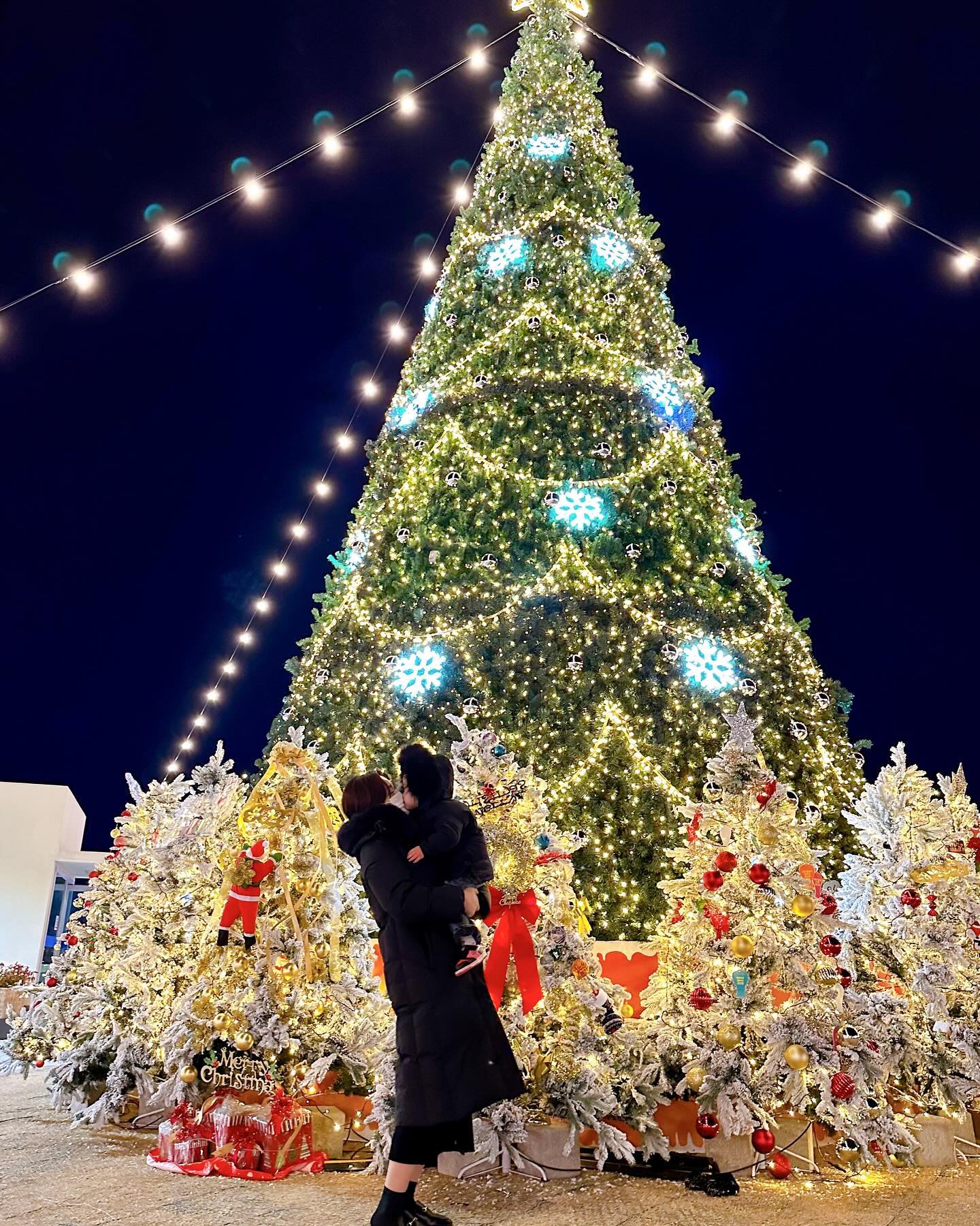 #메리크리스마스 #🎄 

사랑한다는 말로도 부족하고
매 순간이 넘 벅차올라
널보면 괜시리 눈물이나고
매일 사랑한다 하지만
그 말에 널 향한 엄마 마음을 다 담진 못해
그래도 널 사랑해 사랑해 사랑해
너의 모든걸 사랑하고
아프지말고
우리 행복하자
어제보다 오늘 더 사랑하고
기억할께
내새끼
너의 세번째 크리스마스를 기다리며💌

산타할아버지
2024년엔 행복한 날들만 가득하고싶어요
행복을 선물해주세요❤️