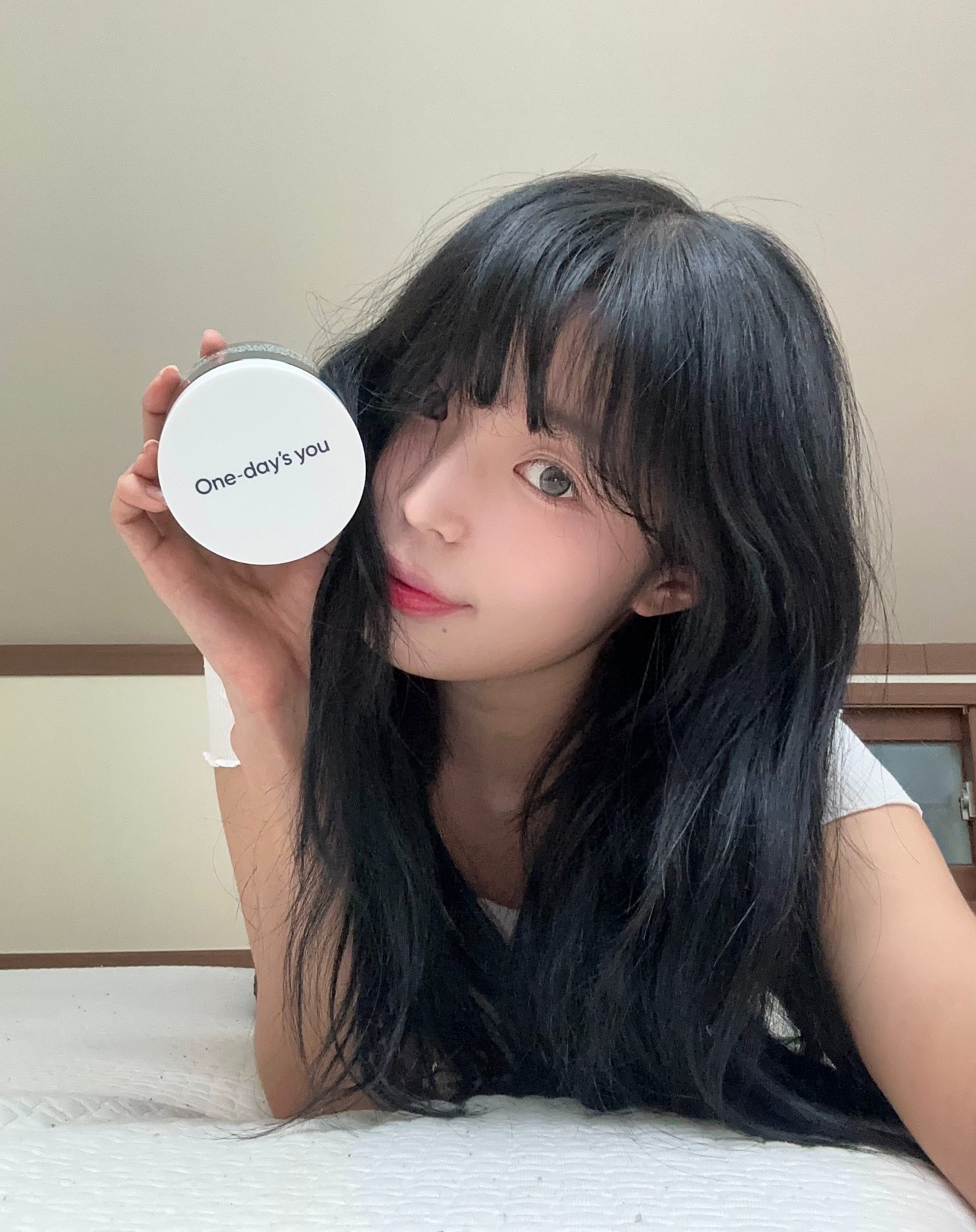 #협찬 저 토너패드 드디어 정착하나요..? 
화해 설문단 286명의 실사용 만족도 97% 
인기템은 다 이유가 있더라 ! 💚

겨울이면 각질도 심하게 올라오고
피부 표면도 거칠어져서 🥲
화장도 잘 안먹는 날이 많은데

수분 진정부터 각질 케어까지 
'한 장'으로 끝내는 토너 패드 추천!

진짜 웬만한 토너패드들 안써본 거 없는 것 같은데
피부에 바로 닿다보니 민감한 제 피부에는 
은근히 자극이 오는 제품들이 많더라구요..! 🤢

원데이즈유 시카밍 패드는
엄청 쵹쵹해서 수분이 가득한 게 느껴지고 🌱🌱
그대로 두들겨주면 세안 후 스킨케어 첫 단계로 닥토하기에도 아쥬 좋았어요 💚

특히 볼처럼 더 건조한 부위에는 
잠깐 팩처럼 올려뒀더니 화장 진짜 잘 먹어요 
(팩토 제대로..! 🌿)

개인적으로 향이 강한 스킨케어 제품들을 
비선호하는 편인데, 향까지 아쥬 
제 맘에 쏙 들어서 금방 한 통 비울 것 같아요 🤣

#원데이즈유 #시카밍패드 #원데이즈유시카밍패드 #수분패드 #진정패드 #토너패드 #토너패드추천 #닥토패드 #각질제거 #수분충전템 #각질패드