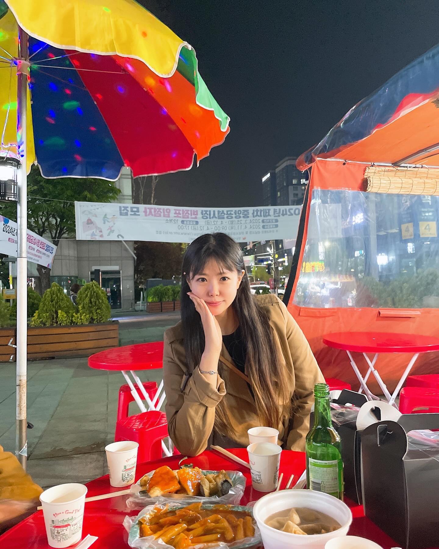 배울리와 두번째 야장🤣 이날 판교를 몇번이나 왔다갔다?
다시 옷을 주섬주섬 챙겨입고 야장을 가겠다는 의지
앞머리 다 갈라지고 화장품도 가게에 있고 ㅋㅋㅋㅋㅋ
집에서 철이생파하고 초는 밖에서 불자규 했는데
불을 안챙겨와서 ㅋㅋㅋ 그냥 정신없는 대환장파티🥳

그치만 떡볶이 국물 야박하고 ㅎㅎㅎㅎㅎㅎ
다음에는 다른데루 가쟝 ❤️