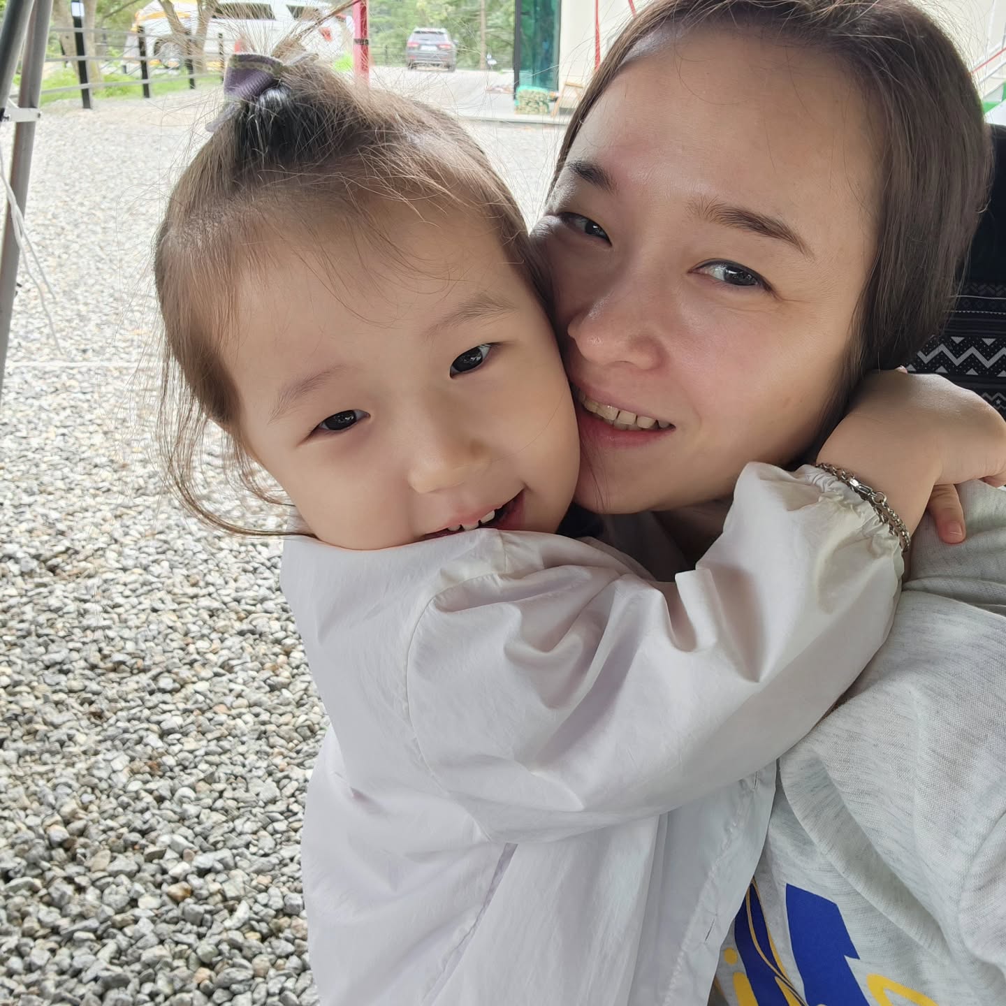 #인생1484일차 #하현서 #하똑똑 

시간이 너무지나 기억도 안나는 사진들
1학기는 아기아기 하더니
2학기들어서 말하는거보면 초딩수준
글씨부터 영어까지 읽고 쓰고 아주 어른스러워졌어
살찌워 놓으면 다시 빠지는건 속상하지만
많이컸다 우리애기😍