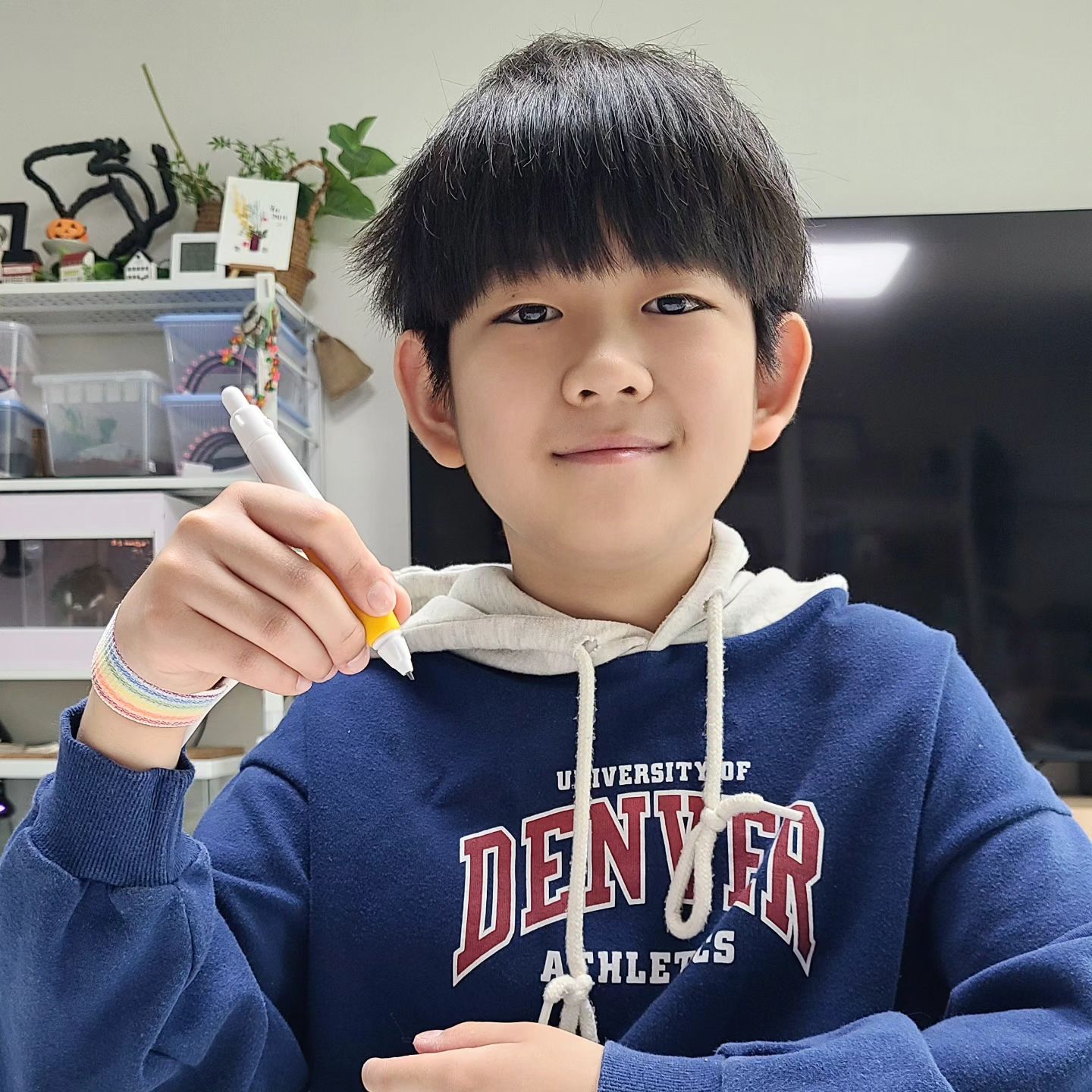 #마미쏠연필교정기#협찬
.
.
촤촤는 글씨쓰기를 진짜 싫어해서
어렸을때는 교정해주려했을때 울면서
글쓰기를 해서 스트레스 줄필요있나 싶어서
크게 신경 안썼는데...
.
초등학생이 된 이후에는 글을 쓸때마다
지적아닌 지적을 하게 되었고..
학교에서 시험의 답을 썼는데 악필이라
체점자가 못알아봐서...;;;
억울하게 틀렸다고 운적도 있었어요...
.
연필 잡는법도 습관때문에 고쳐지지 않았는데
#마미쏠연필교정기 로 인해 자동적으로 
손의 위치가 딱!!잡히니 따로 말할 필요가 없어졌네요
.
교정 연필의 손잡이 부분이 부드러운 실리콘으로
연필 잡는 부분에 홈이 있어서 아프지않고
귀엽게 팬더 그림이 있는 손목교정밴드로
오랫동안 글씨연습할때도 손목 꺽임없이
바른자세를 잡아주니 부담되지 않아요
.
넉넉한 샤프심과 귀여운 연필심깍이 까지!!
.
잘못된 자세 교정이 필요하신분이나
세트로 되어있어서 유아&초등학교입학 
선물용으로도 좋을것 같아요.
.

.
Ꭲʰᵃⁿᵏˢ ϋ (마미쏠)
mammysol_official
.
#마미쏠연필교정기세트#입학선물#글씨교정
#초등학생글씨교정#유아글씨교정#마미쏠
#연필교정기#연필교정기추천#글씨교정기
#협찬후기#추천합니다👍