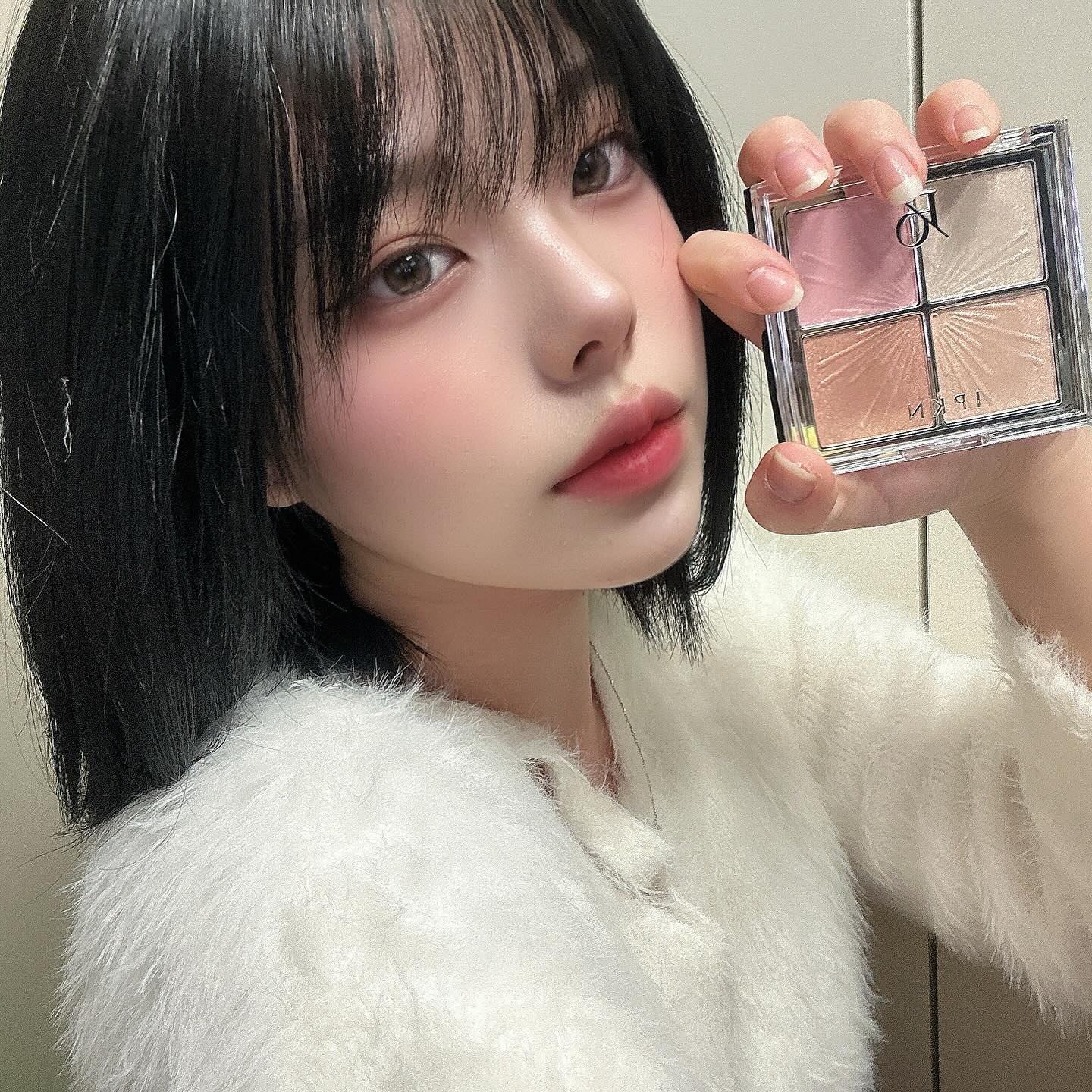 #협찬 

화장의 끝은 입큰의 플랩 원 페이스 팔레트로 🤍

코 쉐딩하고 입체감 줄만한 하이라이터 예쁜거 어디 없나 찾고 있었는데 이 제품 쓰고 아 요거다,, 찾았다 내꺼⸝⸝⸝ 🤍

젤리 도우형 재질이라 부드럽게 발리고 콧대, 광대, 눈 앞, 입술 위, 턱 올라운더로 얼굴 전체 다 예쁘게 바를 수 있는 제품! 

#협찬 #입큰 #ipkn #플랩원페이스팔레트 #입큰하이라이터 #올리브영 #올영세일 #올리브영과함께